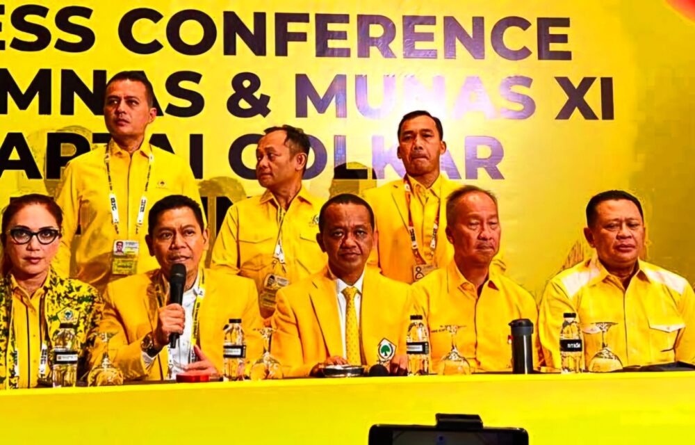 Disertasi Bahlil, Mengindikasikan Pendidikan Tinggi Indonesia Masih Mudah Dibeli Teropongistana.com Jakarta - Disertasi Ketua Umum Partai Golkar, Bahlil Lahadalia, Ternyata Dikerjakan Oleh Oknum Dari Salah Satu Pusat Penelitian Universitas Indonesia (Ui), Dan Dilakukan Dengan Cara-Cara Manipulatif. Adalah Professor Of Science, Technology, And Society Sociology Programme, School Of Social Sciences Nanyang Technological University (Ntu), Singapura, Sulfikar Amir, Yang Mendapatkan Informasi Tersebut. Sulfikar Kemudian Mengungkap Hal Tersebut Dalam Podcast Kanal Youtube Mantan Pimpinan Komisi Pemberantasan Korupsi (Kpk), Bambang Widjojanto. Sulfikar Mengatakan, Kontroversi Disertasi Bahlil Di Ui Menjadi Semacam Puncak Gunung Es, Yang Mengindikasikan Pendidikan Tinggi Indonesia Masih Mudah Dibeli Untuk Kepentingan Ekonomi Hingga Politik. &Quot;Kasus Disertasi Doktornya Bahlil Ini Menarik, Karena Baru Saja Organisasi Penjaga Lingkungan Yang Sangat Terkenal, Jatam, Itu Mengirimkan Surat Protes Kepada Bahlil, Yang Menyatakan Bahwa Mereka Itu Tidak Pernah Dijadikan Narsum Untuk Disertasi Bahlil, Tapi Nama Mereka Dicantumkan Dalam Disertasinya Bahlil,&Quot; Ujar Sulfikar Dikutip Teropongistana.com, Pada Senin, 11 November 2024. Menurut Sulfikar, Fakta Baru Dalam Rangkaian Kontroversi Disertasi Bahlil Itu Menunjukkan Adanya Pelanggaran Etika Yang Serius Dalam Dunia Akademik, Yang Dikenal Selalu Menjaga Integritas, Kejujuran, Dan Transparansi. &Quot;Ketika Kita Menjadikan Seseorang Sebagai Narasumber Untuk Keperluan Studi Kita, Kita Harus Memberi Tahu Bahwa Ini Adalah Untuk Study Tentang Ini, Dan Narasumber Itu Bebas Untuk Memberi Informasi Atau Tidak Memberi Informasi,&Quot; Papar Sulfikar. &Quot;Dan Ketika Informasi Itu Sudah Diberikan, Dan Si Pembuat Atau Penulis Disertasi Itu Seharusnya Melaporkan Bahwa Saya Sudah Mengutip (Keterangan) Anda Di Bagian Ini, Ini, Dan Ini,&Quot; Sambungnya. Bahkan, Hal Yang Fatal, Sulfikar Mendapati Bahwa Yang Mengerjakan Disertasi Bahlil Termasuk Mencari Data-Data Dan Informasi-Informasi Dari Jatam, Adalah Oknum Akademisi Yang Aktif Di Ui. &Quot;Nah Ternyata, Orang-Orang Jatam Ini Diwawancarai Oleh Seseorang Yang Afiliasi Dengan Salah Satu Pusat Penelitian Di Universitas Indonesia. Dan Orang Ini Tidak Pernah Menyebutkan Bahwa Dia Bekerja Atau Dia Akan Menggunakan Data Dari Wawancara Dengan Orang Jatam Ini Untuk Keperluan Disertasi Bahlil. Ini Adalah Sebuah Proses Yang Sangat-Sangat Tidak Pantas,&Quot; Ucapnya Dengan Nada Geram. Oleh Karena Itu, Sulfikar Memandang Disertasi Bahlil Merupakan Sebuah Malpraktik Dalam Dunia Akademik, Dan Harus Dipertanyakan Bukan Hanya Dari Kualitas Pengerjaannya, Tapi Juga Dari Niat Baik Penulis Disertasi Itu Sendiri. &Quot;Disertasi Itu Sebuah Proses Untuk Mendapatkan Sebuah Gelar Akademik Yang Diberikan Institusi Pendidikan, Atas Karya Dia Yang Memahami Berbagai Fenomena Yang Ada Di Masyarakat,&Quot; Tuturnya. &Quot;Jadi Dia Memproduksi Pengetahuan, Karena Pengetahuan Ini Harus Jujur. Tapi Kalau Misalnya Pengetahuan Ini Didasarkan Pada Data Dan Informasi Yang Diambil Tidak Secara Etis, Kita Pertanyakan,&Quot; Demikian Sulfikar. 