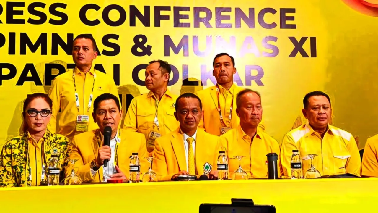 Disertasi Bahlil, Mengindikasikan Pendidikan Tinggi Indonesia Masih Mudah Dibeli Teropongistana.com Jakarta - Disertasi Ketua Umum Partai Golkar, Bahlil Lahadalia, ternyata dikerjakan oleh oknum dari salah satu pusat penelitian Universitas Indonesia (UI), dan dilakukan dengan cara-cara manipulatif. Adalah Professor of Science, Technology, and Society Sociology Programme, School of Social Sciences Nanyang Technological University (NTU), Singapura, Sulfikar Amir, yang mendapatkan informasi tersebut. Sulfikar kemudian mengungkap hal tersebut dalam podcast kanal YouTube mantan pimpinan Komisi Pemberantasan Korupsi (KPK), Bambang Widjojanto. Sulfikar mengatakan, kontroversi disertasi Bahlil di UI menjadi semacam puncak gunung es, yang mengindikasikan pendidikan tinggi Indonesia masih mudah dibeli untuk kepentingan ekonomi hingga politik. "Kasus disertasi doktornya Bahlil ini menarik, karena baru saja organisasi penjaga lingkungan yang sangat terkenal, Jatam, itu mengirimkan surat protes kepada Bahlil, yang menyatakan bahwa mereka itu tidak pernah dijadikan narsum untuk disertasi Bahlil, tapi nama mereka dicantumkan dalam disertasinya Bahlil," ujar Sulfikar dikutip teropongistana.com, pada Senin, 11 November 2024. Menurut Sulfikar, fakta baru dalam rangkaian kontroversi disertasi Bahlil itu menunjukkan adanya pelanggaran etika yang serius dalam dunia akademik, yang dikenal selalu menjaga integritas, kejujuran, dan transparansi. "Ketika kita menjadikan seseorang sebagai narasumber untuk keperluan studi kita, kita harus memberi tahu bahwa ini adalah untuk study tentang ini, dan narasumber itu bebas untuk memberi informasi atau tidak memberi informasi," papar Sulfikar. "Dan ketika informasi itu sudah diberikan, dan si pembuat atau penulis disertasi itu seharusnya melaporkan bahwa saya sudah mengutip (keterangan) anda di bagian ini, ini, dan ini," sambungnya. Bahkan, hal yang fatal, Sulfikar mendapati bahwa yang mengerjakan disertasi Bahlil termasuk mencari data-data dan informasi-informasi dari Jatam, adalah oknum akademisi yang aktif di UI. "Nah ternyata, orang-orang Jatam ini diwawancarai oleh seseorang yang afiliasi dengan salah satu pusat penelitian di Universitas Indonesia. Dan orang ini tidak pernah menyebutkan bahwa dia bekerja atau dia akan menggunakan data dari wawancara dengan orang Jatam ini untuk keperluan disertasi Bahlil. Ini adalah sebuah proses yang sangat-sangat tidak pantas," ucapnya dengan nada geram. Oleh karena itu, Sulfikar memandang disertasi Bahlil merupakan sebuah malpraktik dalam dunia akademik, dan harus dipertanyakan bukan hanya dari kualitas pengerjaannya, tapi juga dari niat baik penulis disertasi itu sendiri. "Disertasi itu sebuah proses untuk mendapatkan sebuah gelar akademik yang diberikan institusi pendidikan, atas karya dia yang memahami berbagai fenomena yang ada di masyarakat," tuturnya. "Jadi dia memproduksi pengetahuan, karena pengetahuan ini harus jujur. Tapi kalau misalnya pengetahuan ini didasarkan pada data dan informasi yang diambil tidak secara etis, kita pertanyakan," demikian Sulfikar. 