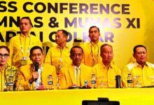 Disertasi Bahlil, Mengindikasikan Pendidikan Tinggi Indonesia Masih Mudah Dibeli Teropongistana.com Jakarta - Disertasi Ketua Umum Partai Golkar, Bahlil Lahadalia, Ternyata Dikerjakan Oleh Oknum Dari Salah Satu Pusat Penelitian Universitas Indonesia (Ui), Dan Dilakukan Dengan Cara-Cara Manipulatif. Adalah Professor Of Science, Technology, And Society Sociology Programme, School Of Social Sciences Nanyang Technological University (Ntu), Singapura, Sulfikar Amir, Yang Mendapatkan Informasi Tersebut. Sulfikar Kemudian Mengungkap Hal Tersebut Dalam Podcast Kanal Youtube Mantan Pimpinan Komisi Pemberantasan Korupsi (Kpk), Bambang Widjojanto. Sulfikar Mengatakan, Kontroversi Disertasi Bahlil Di Ui Menjadi Semacam Puncak Gunung Es, Yang Mengindikasikan Pendidikan Tinggi Indonesia Masih Mudah Dibeli Untuk Kepentingan Ekonomi Hingga Politik. &Quot;Kasus Disertasi Doktornya Bahlil Ini Menarik, Karena Baru Saja Organisasi Penjaga Lingkungan Yang Sangat Terkenal, Jatam, Itu Mengirimkan Surat Protes Kepada Bahlil, Yang Menyatakan Bahwa Mereka Itu Tidak Pernah Dijadikan Narsum Untuk Disertasi Bahlil, Tapi Nama Mereka Dicantumkan Dalam Disertasinya Bahlil,&Quot; Ujar Sulfikar Dikutip Teropongistana.com, Pada Senin, 11 November 2024. Menurut Sulfikar, Fakta Baru Dalam Rangkaian Kontroversi Disertasi Bahlil Itu Menunjukkan Adanya Pelanggaran Etika Yang Serius Dalam Dunia Akademik, Yang Dikenal Selalu Menjaga Integritas, Kejujuran, Dan Transparansi. &Quot;Ketika Kita Menjadikan Seseorang Sebagai Narasumber Untuk Keperluan Studi Kita, Kita Harus Memberi Tahu Bahwa Ini Adalah Untuk Study Tentang Ini, Dan Narasumber Itu Bebas Untuk Memberi Informasi Atau Tidak Memberi Informasi,&Quot; Papar Sulfikar. &Quot;Dan Ketika Informasi Itu Sudah Diberikan, Dan Si Pembuat Atau Penulis Disertasi Itu Seharusnya Melaporkan Bahwa Saya Sudah Mengutip (Keterangan) Anda Di Bagian Ini, Ini, Dan Ini,&Quot; Sambungnya. Bahkan, Hal Yang Fatal, Sulfikar Mendapati Bahwa Yang Mengerjakan Disertasi Bahlil Termasuk Mencari Data-Data Dan Informasi-Informasi Dari Jatam, Adalah Oknum Akademisi Yang Aktif Di Ui. &Quot;Nah Ternyata, Orang-Orang Jatam Ini Diwawancarai Oleh Seseorang Yang Afiliasi Dengan Salah Satu Pusat Penelitian Di Universitas Indonesia. Dan Orang Ini Tidak Pernah Menyebutkan Bahwa Dia Bekerja Atau Dia Akan Menggunakan Data Dari Wawancara Dengan Orang Jatam Ini Untuk Keperluan Disertasi Bahlil. Ini Adalah Sebuah Proses Yang Sangat-Sangat Tidak Pantas,&Quot; Ucapnya Dengan Nada Geram. Oleh Karena Itu, Sulfikar Memandang Disertasi Bahlil Merupakan Sebuah Malpraktik Dalam Dunia Akademik, Dan Harus Dipertanyakan Bukan Hanya Dari Kualitas Pengerjaannya, Tapi Juga Dari Niat Baik Penulis Disertasi Itu Sendiri. &Quot;Disertasi Itu Sebuah Proses Untuk Mendapatkan Sebuah Gelar Akademik Yang Diberikan Institusi Pendidikan, Atas Karya Dia Yang Memahami Berbagai Fenomena Yang Ada Di Masyarakat,&Quot; Tuturnya. &Quot;Jadi Dia Memproduksi Pengetahuan, Karena Pengetahuan Ini Harus Jujur. Tapi Kalau Misalnya Pengetahuan Ini Didasarkan Pada Data Dan Informasi Yang Diambil Tidak Secara Etis, Kita Pertanyakan,&Quot; Demikian Sulfikar. 