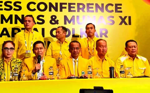 Disertasi Bahlil, Mengindikasikan Pendidikan Tinggi Indonesia Masih Mudah Dibeli Teropongistana.com Jakarta - Disertasi Ketua Umum Partai Golkar, Bahlil Lahadalia, ternyata dikerjakan oleh oknum dari salah satu pusat penelitian Universitas Indonesia (UI), dan dilakukan dengan cara-cara manipulatif. Adalah Professor of Science, Technology, and Society Sociology Programme, School of Social Sciences Nanyang Technological University (NTU), Singapura, Sulfikar Amir, yang mendapatkan informasi tersebut. Sulfikar kemudian mengungkap hal tersebut dalam podcast kanal YouTube mantan pimpinan Komisi Pemberantasan Korupsi (KPK), Bambang Widjojanto. Sulfikar mengatakan, kontroversi disertasi Bahlil di UI menjadi semacam puncak gunung es, yang mengindikasikan pendidikan tinggi Indonesia masih mudah dibeli untuk kepentingan ekonomi hingga politik. "Kasus disertasi doktornya Bahlil ini menarik, karena baru saja organisasi penjaga lingkungan yang sangat terkenal, Jatam, itu mengirimkan surat protes kepada Bahlil, yang menyatakan bahwa mereka itu tidak pernah dijadikan narsum untuk disertasi Bahlil, tapi nama mereka dicantumkan dalam disertasinya Bahlil," ujar Sulfikar dikutip teropongistana.com, pada Senin, 11 November 2024. Menurut Sulfikar, fakta baru dalam rangkaian kontroversi disertasi Bahlil itu menunjukkan adanya pelanggaran etika yang serius dalam dunia akademik, yang dikenal selalu menjaga integritas, kejujuran, dan transparansi. "Ketika kita menjadikan seseorang sebagai narasumber untuk keperluan studi kita, kita harus memberi tahu bahwa ini adalah untuk study tentang ini, dan narasumber itu bebas untuk memberi informasi atau tidak memberi informasi," papar Sulfikar. "Dan ketika informasi itu sudah diberikan, dan si pembuat atau penulis disertasi itu seharusnya melaporkan bahwa saya sudah mengutip (keterangan) anda di bagian ini, ini, dan ini," sambungnya. Bahkan, hal yang fatal, Sulfikar mendapati bahwa yang mengerjakan disertasi Bahlil termasuk mencari data-data dan informasi-informasi dari Jatam, adalah oknum akademisi yang aktif di UI. "Nah ternyata, orang-orang Jatam ini diwawancarai oleh seseorang yang afiliasi dengan salah satu pusat penelitian di Universitas Indonesia. Dan orang ini tidak pernah menyebutkan bahwa dia bekerja atau dia akan menggunakan data dari wawancara dengan orang Jatam ini untuk keperluan disertasi Bahlil. Ini adalah sebuah proses yang sangat-sangat tidak pantas," ucapnya dengan nada geram. Oleh karena itu, Sulfikar memandang disertasi Bahlil merupakan sebuah malpraktik dalam dunia akademik, dan harus dipertanyakan bukan hanya dari kualitas pengerjaannya, tapi juga dari niat baik penulis disertasi itu sendiri. "Disertasi itu sebuah proses untuk mendapatkan sebuah gelar akademik yang diberikan institusi pendidikan, atas karya dia yang memahami berbagai fenomena yang ada di masyarakat," tuturnya. "Jadi dia memproduksi pengetahuan, karena pengetahuan ini harus jujur. Tapi kalau misalnya pengetahuan ini didasarkan pada data dan informasi yang diambil tidak secara etis, kita pertanyakan," demikian Sulfikar. 