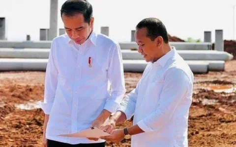 Presiden Ke-7 Jokowi bersama ketua umum partai Golkar sekaligus Mentri ESDM Bahlil Lahadalia.