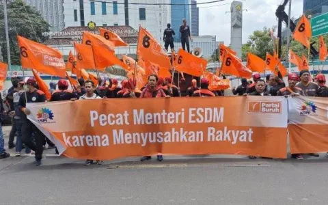 Presiden Partai Buruh Said Iqbal, di sela-sela aksi demonstrasi di depan Kantor ESDM, Jalan MH Thamrin, Jakarta Pusat, Rabu, 5 Februari 2025.