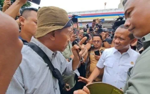 Menteri ESDM Bahlil Lahadalia saat di tunjuk-tunjuk masyarakat akibat langkanya GAS 3 Kg.