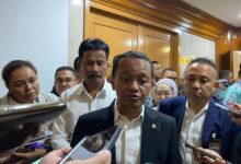 Menteri Esdm Bahlil Lahadalia Bikin Kontroversi Lagi. Kebijakan Distribusi Gas Melon 3 Kg Membuat Gaduh Rakyat, Kegaduhan Yang Membuat Rakyat Susah. Antrian Panjang Memilukan Bahkan Telah Menelan Korban. Saat Bertemu Dpr Bahlil Yang Juga Ketum Partai Golkar Itu Beralasan Bahwa Hal Ini Sebagai Konsekuensi Dari Sebuah Penataan. Penataan Jangka Panjang Yang Berisiko Jangka Pendek. 