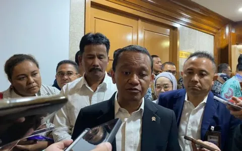 MENTERI ESDM Bahlil Lahadalia bikin kontroversi lagi. Kebijakan distribusi gas melon 3 Kg membuat gaduh rakyat, kegaduhan yang membuat rakyat susah. Antrian panjang memilukan bahkan telah menelan korban. Saat bertemu DPR Bahlil yang juga Ketum Partai Golkar itu beralasan bahwa hal ini sebagai konsekuensi dari sebuah penataan. Penataan jangka panjang yang berisiko jangka pendek. 