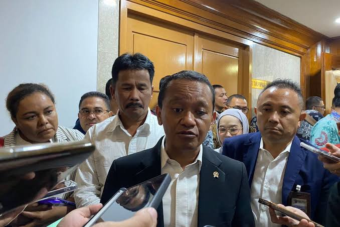Menteri Esdm Bahlil Lahadalia Bikin Kontroversi Lagi. Kebijakan Distribusi Gas Melon 3 Kg Membuat Gaduh Rakyat, Kegaduhan Yang Membuat Rakyat Susah. Antrian Panjang Memilukan Bahkan Telah Menelan Korban. Saat Bertemu Dpr Bahlil Yang Juga Ketum Partai Golkar Itu Beralasan Bahwa Hal Ini Sebagai Konsekuensi Dari Sebuah Penataan. Penataan Jangka Panjang Yang Berisiko Jangka Pendek. 