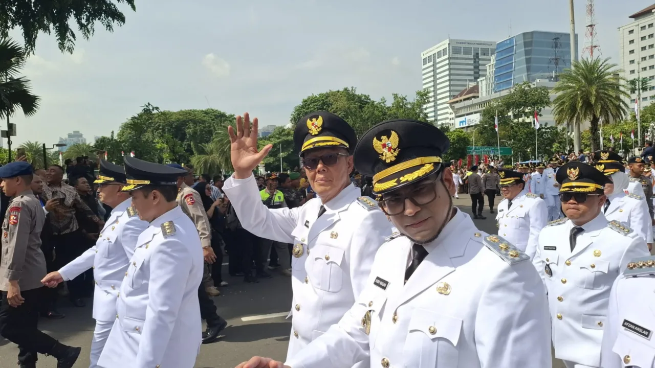 Walikota Sukabum Dukung 100% Program Presiden Prabowo Subianto Teropongistana.com Magelang – Walikota Sukabumi Ayep Zaki telah menyelesaikan retret kepala daerah di Magelang, JawaTengah, selama satu pekan penuh atau selama satu minggu. Disampaikan Ayep Zaki " Saya menyelesaikan program retret pelaksanaan di Magelang dari tanggal 21 sampai tanggal 28 atau 8 hari 7 malam dan seluruh rangkaian acara tidak ada yang saya tinggalkan semuanya, ujar Walikota Sukabumi tersebut pada Retret Kepala Daerah 2025 di Lembah Tidar Akademi Militer (Akmil) Magelang, Jawa Tengah, Sabtu (29/2/2025). Ayep Zaki mengikuti kegiatan tersebut sampai dengan penutupan terakhir pengarahan dari Presiden Prabowo Subianto, Ayep menyatakan sikap setulus hati saya secara jujur dan ikhlas dari hati saya secara pribadi maupun secara jabatan sebagai walikota, Pemerintah Kota Sukabumi secara konstitusional 100% mendukung program Prabowo Subianto. Selain itu Walikota sukabumi menyampaikan kepada semua bahwa mendeklarasikan dukungan kepada program Presiden Prabowo Subianto sehingga kota Sukabumi akan mengimplementasikan seluruh program-program presiden Prabowo Subianto di wilayah Kota Sukabumi. Setelah saya menyimak seluruh rangkaian kegiatan selama 8 hari 7 malam seluruhnya adalah untuk kepentingan rakyat dan implementasi undang-undang Dasar 45 Pancasila NKRI Bhinneka Tunggal Ika. Jadi untuk kepentingan bangsa Indonesia menuju cita-citanya sejahtera adil dan makmur itu yang saya tangkap dan yang terima. Sekali lagi Ayep Zaki menyatakan secara pribadi secara jujur, ikhlas dan amanah sebagai jabatan walikota di Kota Sukabumi yang sudah dilantik. Ayep Zaki dan wakilnya serta seluruh Pemkot Kota Sukabumi mendukung 100% seluruh program Presiden Republik Indonesia Prabowo Subianto.