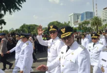 Walikota Sukabum Dukung 100% Program Presiden Prabowo Subianto Teropongistana.com Magelang – Walikota Sukabumi Ayep Zaki telah menyelesaikan retret kepala daerah di Magelang, JawaTengah, selama satu pekan penuh atau selama satu minggu. Disampaikan Ayep Zaki " Saya menyelesaikan program retret pelaksanaan di Magelang dari tanggal 21 sampai tanggal 28 atau 8 hari 7 malam dan seluruh rangkaian acara tidak ada yang saya tinggalkan semuanya, ujar Walikota Sukabumi tersebut pada Retret Kepala Daerah 2025 di Lembah Tidar Akademi Militer (Akmil) Magelang, Jawa Tengah, Sabtu (29/2/2025). Ayep Zaki mengikuti kegiatan tersebut sampai dengan penutupan terakhir pengarahan dari Presiden Prabowo Subianto, Ayep menyatakan sikap setulus hati saya secara jujur dan ikhlas dari hati saya secara pribadi maupun secara jabatan sebagai walikota, Pemerintah Kota Sukabumi secara konstitusional 100% mendukung program Prabowo Subianto. Selain itu Walikota sukabumi menyampaikan kepada semua bahwa mendeklarasikan dukungan kepada program Presiden Prabowo Subianto sehingga kota Sukabumi akan mengimplementasikan seluruh program-program presiden Prabowo Subianto di wilayah Kota Sukabumi. Setelah saya menyimak seluruh rangkaian kegiatan selama 8 hari 7 malam seluruhnya adalah untuk kepentingan rakyat dan implementasi undang-undang Dasar 45 Pancasila NKRI Bhinneka Tunggal Ika. Jadi untuk kepentingan bangsa Indonesia menuju cita-citanya sejahtera adil dan makmur itu yang saya tangkap dan yang terima. Sekali lagi Ayep Zaki menyatakan secara pribadi secara jujur, ikhlas dan amanah sebagai jabatan walikota di Kota Sukabumi yang sudah dilantik. Ayep Zaki dan wakilnya serta seluruh Pemkot Kota Sukabumi mendukung 100% seluruh program Presiden Republik Indonesia Prabowo Subianto.