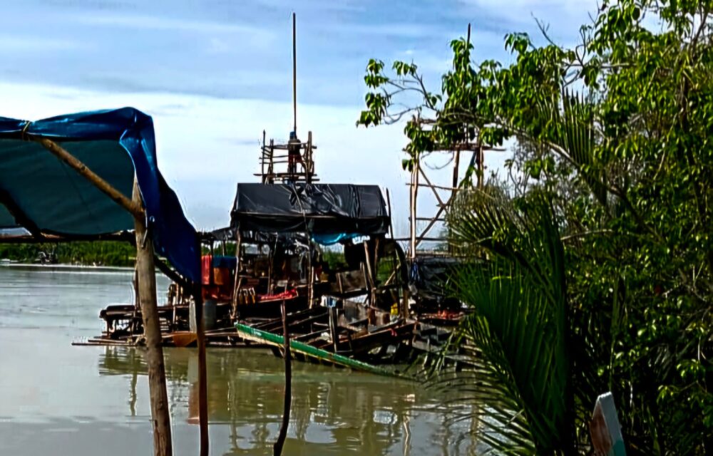 Tambang Llegal , Dugaan Dibekingi Oknum Tni Pangaklpinang Teropongistana.com Jakarta - Aktivitas Tambang Ilegal (Ti) Semakin Meresahkan Warga Di Aliran Sungai Pangkalarang, Kelurahan Ketapang, Kecamatan Pangkalbalam, Kota Pangkalpinang. Enam Unit Ponton Ti Telah Beroperasi Selama Beberapa Pekan Tanpa Tindakan Tegas Dari Pihak Berwenang, Meskipun Warga Telah Melaporkan Keresahan Mereka. Kamis (27/2/2025). Keberadaan Tambang Ilegal Ini Dikhawatirkan Merusak Tanggul Dan Membahayakan Rumah Warga Yang Berada Di Sekitar Lokasi. Seorang Warga Yang Enggan Disebutkan Namanya Mengungkapkan Kekhawatirannya. &Quot;Ya, Bang, Kami Sangat Resah Dengan Adanya Ti Ini. Kami Khawatir Rumah Kami Roboh Akibat Tambang Tersebut. Kami Sudah Melaporkan Hal Ini Ke Pihak Kelurahan Ketapang, Tetapi Hingga Kini Belum Ada Tindakan,&Quot; Ujarnya. Lebih Lanjut, Warga Menyebut Bahwa Tambang Ilegal Ini Diduga Dikelola Oleh Seseorang Bernama Supri Cs Dan Mendapatkan Perlindungan Dari Seorang Oknum Tni Berinisial Ys. Dugaan Keterlibatan Aparat Dalam Membekingi Aktivitas Ilegal Ini Semakin Menambah Keresahan Warga. Respons Kelurahan Dan Satpol Pp Dipertanyakan Menanggapi Laporan Warga, Lurah Ketapang, Daryansih, Hanya Memberikan Jawaban Singkat Saat Dikonfirmasi Oleh Tim Kbo Babel. &Quot;Waalaikumsalam, Sudah Dikonfirmasi,&Quot; Katanya Tanpa Memberikan Penjelasan Lebih Lanjut. Sementara Itu, Perangkat Rt Setempat Menyatakan Bahwa Mereka Telah Menyampaikan Keluhan Warga Kepada Kelurahan, Yang Kemudian Meneruskannya Ke Camat Pangkalbalam.  Camat Dikabarkan Telah Mengirim Surat Ke Satpol Pp Kota Pangkalpinang Agar Segera Melakukan Penertiban. Namun, Hingga Berita Ini Diterbitkan, Satpol Pp Belum Mengambil Tindakan Apapun. Lambannya Respons Aparat Ini Membuat Warga Semakin Geram Dan Mempertanyakan Komitmen Pemerintah Dalam Menegakkan Aturan. &Quot;Kami Hanya Ingin Keamanan Dan Kenyamanan. Jangan Sampai Rumah Kami Roboh Dulu Baru Ada Tindakan,&Quot; Ujar Seorang Warga. Dugaan Bekingan Oknum Tni, Aparat Diminta Transparan Selain Keresahan Warga Terhadap Dampak Lingkungan Dan Keamanan, Muncul Pula Dugaan Kuat Bahwa Aktivitas Ti Ini Mendapat Perlindungan Dari Oknum Aparat.  Warga Menyebut Seorang Anggota Tni Berinisial Ys Yang Diduga Menjadi Beking Operasi Tambang Ilegal Tersebut. Seorang Aktivis Lingkungan Di Pangkalpinang Mengecam Dugaan Keterlibatan Aparat Dalam Praktik Ilegal Ini. &Quot;Jika Benar Ada Keterlibatan Oknum Aparat, Maka Ini Harus Diusut Tuntas. Tambang Ilegal Bukan Hanya Merusak Lingkungan, Tetapi Juga Mengancam Keselamatan Warga,&Quot; Tegasnya. Masyarakat Berharap Agar Kepolisian Dan Institusi Terkait Segera Melakukan Penyelidikan Terhadap Keterlibatan Oknum Aparat Dalam Kegiatan Ilegal Ini.  Jika Benar Adanya Keterlibatan Pihak Tertentu, Maka Tindakan Hukum Harus Ditegakkan Tanpa Pandang Bulu. Pelanggaran Hukum: Tambang Ilegal Harus Ditindak Tegas Keberadaan Tambang Ilegal Di Sungai Pangkalarang Bukan Sekadar Ancaman Bagi Lingkungan Dan Keselamatan Warga, Tetapi Juga Merupakan Pelanggaran Hukum Yang Serius. Berdasarkan Undang-Undang Yang Berlaku Di Indonesia, Aktivitas Ini Melanggar Beberapa Regulasi, Antara Lain: 1. Undang-Undang Nomor 3 Tahun 2020 Tentang Perubahan Atas Uu Nomor 4 Tahun 2009 Tentang Pertambangan Mineral Dan Batubara (Minerba) Pasal 158 Menyebutkan Bahwa Setiap Orang Yang Melakukan Penambangan Tanpa Izin Dapat Dikenakan Pidana Penjara Paling Lama 5 Tahun Dan Denda Hingga Rp100 Miliar. 2. Undang-Undang Nomor 32 Tahun 2009 Tentang Perlindungan Dan Pengelolaan Lingkungan Hidup Pasal 69 Melarang Setiap Orang Melakukan Penambangan Yang Dapat Merusak Lingkungan Tanpa Izin Yang Sah. Pelaku Dapat Dikenakan Sanksi Pidana Dengan Ancaman Hukuman Hingga 10 Tahun Penjara Dan Denda Maksimal Rp10 Miliar. Undang-Undang Nomor 6 Tahun 2011 Tentang Tata Ruang Pasal 61 Menyatakan Bahwa Setiap Aktivitas Yang Tidak Sesuai Dengan Peruntukan Tata Ruang Dapat Dikenakan Sanksi Administratif Hingga Pidana. 4. Peraturan Daerah (Perda) Kota Pangkalpinang Tentang Larangan Tambang Pangkalpinang Telah Ditetapkan Sebagai Zona Zero Tambang, Yang Berarti Tidak Ada Aktivitas Pertambangan Yang Diperbolehkan Di Wilayah Ini.  Aktivitas Tambang Ilegal Yang Terus Beroperasi Di Daerah Ini Jelas Bertentangan Dengan Aturan Daerah. Dari Aspek Hukum, Pihak Berwenang Seperti Satpol Pp, Kepolisian, Dan Tni Harus Segera Turun Tangan Untuk Menertibkan Tambang Ilegal Ini.  Jika Tidak, Hal Ini Akan Menjadi Preseden Buruk Yang Dapat Semakin Memperparah Praktik Tambang Ilegal Di Wilayah Lain. Masyarakat Menunggu Tindakan Tegas Dari Aparat Warga Kelurahan Ketapang Sudah Cukup Bersabar Menunggu Respons Dari Pemerintah Dan Aparat Terkait. Namun, Hingga Saat Ini, Mereka Masih Belum Melihat Adanya Tindakan Nyata Untuk Menghentikan Aktivitas Tambang Ilegal Tersebut. Banyak Warga Khawatir, Jika Tidak Segera Ditindak, Mereka Akan Terpaksa Turun Langsung Untuk Menghentikan Operasi Tambang Yang Meresahkan Ini. &Quot;Kami Hanya Ingin Aparat Melakukan Tugasnya Dengan Baik. Jangan Sampai Kami Yang Harus Bertindak Sendiri Karena Tidak Adanya Penegakan Hukum,&Quot; Ujar Seorang Warga Dengan Nada Kecewa. Pemerintah Daerah, Kepolisian, Dan Instansi Terkait Diharapkan Segera Mengambil Langkah Tegas Untuk Menutup Tambang Ilegal Di Sungai Pangkalarang. Jika Tidak, Bukan Hanya Lingkungan Yang Akan Rusak, Tetapi Juga Kepercayaan Masyarakat Terhadap Aparat Penegak Hukum Yang Akan Semakin Menurun.