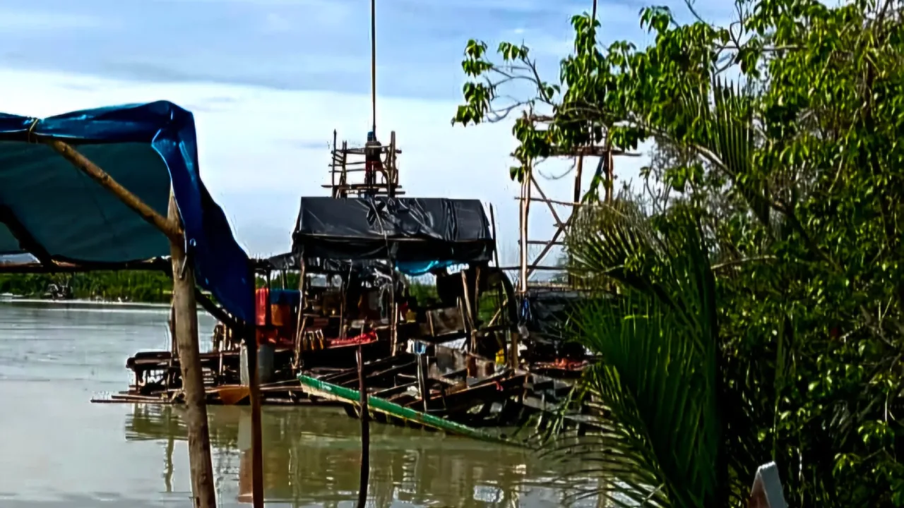 Tambang llegal , Dugaan Dibekingi Oknum TNI Pangaklpinang Teropongistana.com Jakarta - Aktivitas tambang ilegal (TI) semakin meresahkan warga di aliran Sungai Pangkalarang, Kelurahan Ketapang, Kecamatan Pangkalbalam, Kota Pangkalpinang. Enam unit ponton TI telah beroperasi selama beberapa pekan tanpa tindakan tegas dari pihak berwenang, meskipun warga telah melaporkan keresahan mereka. Kamis (27/2/2025). Keberadaan tambang ilegal ini dikhawatirkan merusak tanggul dan membahayakan rumah warga yang berada di sekitar lokasi. Seorang warga yang enggan disebutkan namanya mengungkapkan kekhawatirannya. "Ya, Bang, kami sangat resah dengan adanya TI ini. Kami khawatir rumah kami roboh akibat tambang tersebut. Kami sudah melaporkan hal ini ke pihak Kelurahan Ketapang, tetapi hingga kini belum ada tindakan," ujarnya. Lebih lanjut, warga menyebut bahwa tambang ilegal ini diduga dikelola oleh seseorang bernama Supri Cs dan mendapatkan perlindungan dari seorang oknum TNI berinisial YS. Dugaan keterlibatan aparat dalam membekingi aktivitas ilegal ini semakin menambah keresahan warga. Respons Kelurahan dan Satpol PP Dipertanyakan Menanggapi laporan warga, Lurah Ketapang, Daryansih, hanya memberikan jawaban singkat saat dikonfirmasi oleh tim KBO Babel. "Waalaikumsalam, sudah dikonfirmasi," katanya tanpa memberikan penjelasan lebih lanjut. Sementara itu, perangkat RT setempat menyatakan bahwa mereka telah menyampaikan keluhan warga kepada kelurahan, yang kemudian meneruskannya ke Camat Pangkalbalam.  Camat dikabarkan telah mengirim surat ke Satpol PP Kota Pangkalpinang agar segera melakukan penertiban. Namun, hingga berita ini diterbitkan, Satpol PP belum mengambil tindakan apapun. Lambannya respons aparat ini membuat warga semakin geram dan mempertanyakan komitmen pemerintah dalam menegakkan aturan. "Kami hanya ingin keamanan dan kenyamanan. Jangan sampai rumah kami roboh dulu baru ada tindakan," ujar seorang warga. Dugaan Bekingan Oknum TNI, Aparat Diminta Transparan Selain keresahan warga terhadap dampak lingkungan dan keamanan, muncul pula dugaan kuat bahwa aktivitas TI ini mendapat perlindungan dari oknum aparat.  Warga menyebut seorang anggota TNI berinisial YS yang diduga menjadi beking operasi tambang ilegal tersebut. Seorang aktivis lingkungan di Pangkalpinang mengecam dugaan keterlibatan aparat dalam praktik ilegal ini. "Jika benar ada keterlibatan oknum aparat, maka ini harus diusut tuntas. Tambang ilegal bukan hanya merusak lingkungan, tetapi juga mengancam keselamatan warga," tegasnya. Masyarakat berharap agar kepolisian dan institusi terkait segera melakukan penyelidikan terhadap keterlibatan oknum aparat dalam kegiatan ilegal ini.  Jika benar adanya keterlibatan pihak tertentu, maka tindakan hukum harus ditegakkan tanpa pandang bulu. Pelanggaran Hukum: Tambang Ilegal Harus Ditindak Tegas Keberadaan tambang ilegal di Sungai Pangkalarang bukan sekadar ancaman bagi lingkungan dan keselamatan warga, tetapi juga merupakan pelanggaran hukum yang serius. Berdasarkan Undang-Undang yang berlaku di Indonesia, aktivitas ini melanggar beberapa regulasi, antara lain: 1. Undang-Undang Nomor 3 Tahun 2020 tentang Perubahan atas UU Nomor 4 Tahun 2009 tentang Pertambangan Mineral dan Batubara (Minerba) Pasal 158 menyebutkan bahwa setiap orang yang melakukan penambangan tanpa izin dapat dikenakan pidana penjara paling lama 5 tahun dan denda hingga Rp100 miliar. 2. Undang-Undang Nomor 32 Tahun 2009 tentang Perlindungan dan Pengelolaan Lingkungan Hidup Pasal 69 melarang setiap orang melakukan penambangan yang dapat merusak lingkungan tanpa izin yang sah. Pelaku dapat dikenakan sanksi pidana dengan ancaman hukuman hingga 10 tahun penjara dan denda maksimal Rp10 miliar. Undang-Undang Nomor 6 Tahun 2011 tentang Tata Ruang Pasal 61 menyatakan bahwa setiap aktivitas yang tidak sesuai dengan peruntukan tata ruang dapat dikenakan sanksi administratif hingga pidana. 4. Peraturan Daerah (Perda) Kota Pangkalpinang Tentang Larangan Tambang Pangkalpinang telah ditetapkan sebagai zona Zero Tambang, yang berarti tidak ada aktivitas pertambangan yang diperbolehkan di wilayah ini.  Aktivitas tambang ilegal yang terus beroperasi di daerah ini jelas bertentangan dengan aturan daerah. Dari aspek hukum, pihak berwenang seperti Satpol PP, kepolisian, dan TNI harus segera turun tangan untuk menertibkan tambang ilegal ini.  Jika tidak, hal ini akan menjadi preseden buruk yang dapat semakin memperparah praktik tambang ilegal di wilayah lain. Masyarakat Menunggu Tindakan Tegas dari Aparat Warga Kelurahan Ketapang sudah cukup bersabar menunggu respons dari pemerintah dan aparat terkait. Namun, hingga saat ini, mereka masih belum melihat adanya tindakan nyata untuk menghentikan aktivitas tambang ilegal tersebut. Banyak warga khawatir, jika tidak segera ditindak, mereka akan terpaksa turun langsung untuk menghentikan operasi tambang yang meresahkan ini. "Kami hanya ingin aparat melakukan tugasnya dengan baik. Jangan sampai kami yang harus bertindak sendiri karena tidak adanya penegakan hukum," ujar seorang warga dengan nada kecewa. Pemerintah daerah, kepolisian, dan instansi terkait diharapkan segera mengambil langkah tegas untuk menutup tambang ilegal di Sungai Pangkalarang. Jika tidak, bukan hanya lingkungan yang akan rusak, tetapi juga kepercayaan masyarakat terhadap aparat penegak hukum yang akan semakin menurun.