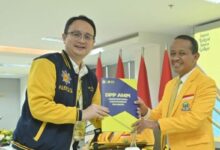 Digelar Rapat Pleno V, Dpp Ampi Bertekad Kembalikan Marwah Organisasi Teropongistana.com Jakarta - Dewan Pimpinan Pusat Angkatan Muda Pembaharuan Indonesia (Dpp Ampi) Mengeluarkan Enam Keputusan Dalam Rapat Pleno Yang Dipimpin Oleh Ketua Umum Jerry Sambuaga.  Jerry Menyebut Enam Keputusan Hasil Rapat Pleno Yang Diselenggarakan Di Sekretariat Dpp Ampi Di Slipi, Jakarta Barat, Jumat, 28 Maret 2025 Itu Merupakan Keputusan Bersama Yang Mencerminkan Soliditas Antar Pengurus Dan Sekaligus Mengembalikan Marwah Organisasi.  &Quot;Enam Keputusan Tersebut Diambil Sesuai Dengan Mekanisme Dan Peraturan Organisasi Yang Berlaku,&Quot; Kata Jerry. Jerry Menguraikan, Keputusan Pertama, Mengembalikan Kepengurusan Dewan Pimpinan Pusat Angkatan Muda Pembaharuan Indonesia (Dpp Ampi) Kepada Surat Keputusan (Sk) Yang Terdahulu. Keputusan Kedua, Membacakan Keputusan Surat Pengunduran Diri Saudara Rizky Maulana Selaku Plt Sekjen Dpp Ampi. Lalu Ketiga, Membacakan Keputusan Surat Pengunduran Diri Gidion Hemanus Kaunang Selaku Ketua Organisasi.  Keempat, Menerima Hasil Investigasi Dari Ketua Ema Asmawati Selaku Tim Disiplin Investigasi Dengan Hasil Yang Menyatakan Bahwa, Ahmad Andi Bahri Selaku Sekjen Non Aktif Dpp Ampi Tidak Terbukti Bersalah.  Kelima, Menyampaikan Surat Pengunduran Diri Sekjen Non Aktif Dpp Ampi Ahmad Andi Bahri. Terakhir, Keenam, Membacakan Surat Keputusan (Sk) Baru Dari Hasil Revitalisasi Terhadap Sk Kepengurusan Awal, Sesuai Dengan Amanat Hasil Keputusan Dari Rapat Pleno I, Rapat Pleno Ii, Rapat Harian I, Dan Rekomendasi Dari Tim Disiplin Organisasi Yang Disampaikan Di Rapat Pleno V. &Quot;Ahmad Andi Bahri Selaku Sekjen Dpp Ampi Yang Telah Dipulihkan Nama Baiknya Dan Jabatannya Mengundurkan Diri Dari Kepengurusan Dpp Ampi Sebagai Bentuk Loyalitas Terhadap Ketua Umum Jerry Sambuaga Dan Ketua Dewan Pembina Dpp Ampi Bahlil Lahadalia Dan Demi Keberlanjutan Roda Organisasi Ampi,&Quot; Kata Jerry. &Quot;Keputusan-Keputusan Dalam Rapat Pleno Ini Diambil Dalam Rangka Mendengar Aspirasi Dari Peserta Rapat Pleno Dan Mencari Solusi Bersama,&Quot; Sambung Jerry.