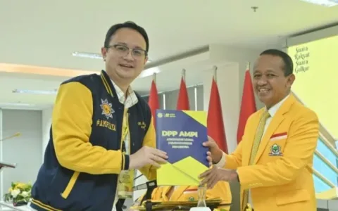 Digelar Rapat Pleno V, DPP AMPI Bertekad Kembalikan Marwah Organisasi Teropongistana.com Jakarta - Dewan Pimpinan Pusat Angkatan Muda Pembaharuan Indonesia (DPP AMPI) mengeluarkan enam keputusan dalam Rapat Pleno yang dipimpin oleh Ketua Umum Jerry Sambuaga.  Jerry menyebut enam keputusan hasil rapat pleno yang diselenggarakan di Sekretariat DPP AMPI di Slipi, Jakarta Barat, Jumat, 28 Maret 2025 itu merupakan keputusan bersama yang mencerminkan soliditas antar pengurus dan sekaligus mengembalikan marwah organisasi.  "Enam keputusan tersebut diambil sesuai dengan mekanisme dan peraturan organisasi yang berlaku," kata Jerry. Jerry menguraikan, keputusan pertama, mengembalikan kepengurusan Dewan Pimpinan Pusat Angkatan Muda Pembaharuan Indonesia (DPP AMPI) kepada Surat Keputusan (SK) yang terdahulu. Keputusan kedua, membacakan keputusan surat pengunduran diri saudara Rizky Maulana selaku PLT Sekjen DPP AMPI. Lalu ketiga, membacakan keputusan surat pengunduran diri Gidion Hemanus Kaunang selaku Ketua Organisasi.  Keempat, menerima hasil investigasi dari Ketua Ema Asmawati selaku tim disiplin investigasi dengan hasil yang menyatakan bahwa, Ahmad Andi Bahri selaku Sekjen non aktif DPP AMPI tidak terbukti bersalah.  Kelima, menyampaikan surat pengunduran diri Sekjen non aktif DPP AMPI Ahmad Andi Bahri. Terakhir, keenam, membacakan Surat Keputusan (SK) baru dari hasil revitalisasi terhadap SK kepengurusan awal, sesuai dengan amanat hasil keputusan dari Rapat Pleno I, Rapat Pleno II, Rapat Harian I, dan rekomendasi dari Tim Disiplin Organisasi yang disampaikan di Rapat Pleno V. "Ahmad Andi Bahri selaku Sekjen DPP AMPI yang telah dipulihkan nama baiknya dan jabatannya mengundurkan diri dari kepengurusan DPP AMPI sebagai bentuk loyalitas terhadap Ketua Umum Jerry Sambuaga dan Ketua Dewan Pembina DPP AMPI Bahlil Lahadalia dan demi keberlanjutan roda organisasi AMPI," kata Jerry. "Keputusan-keputusan dalam rapat pleno ini diambil dalam rangka mendengar aspirasi dari peserta rapat pleno dan mencari solusi bersama," sambung Jerry.