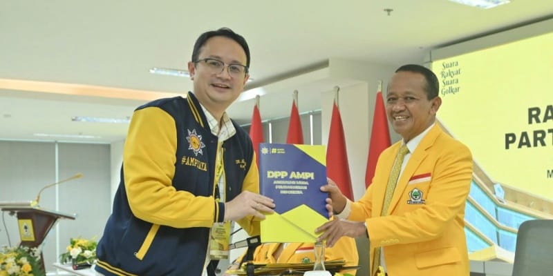 Digelar Rapat Pleno V, Dpp Ampi Bertekad Kembalikan Marwah Organisasi Teropongistana.com Jakarta - Dewan Pimpinan Pusat Angkatan Muda Pembaharuan Indonesia (Dpp Ampi) Mengeluarkan Enam Keputusan Dalam Rapat Pleno Yang Dipimpin Oleh Ketua Umum Jerry Sambuaga.  Jerry Menyebut Enam Keputusan Hasil Rapat Pleno Yang Diselenggarakan Di Sekretariat Dpp Ampi Di Slipi, Jakarta Barat, Jumat, 28 Maret 2025 Itu Merupakan Keputusan Bersama Yang Mencerminkan Soliditas Antar Pengurus Dan Sekaligus Mengembalikan Marwah Organisasi.  &Quot;Enam Keputusan Tersebut Diambil Sesuai Dengan Mekanisme Dan Peraturan Organisasi Yang Berlaku,&Quot; Kata Jerry. Jerry Menguraikan, Keputusan Pertama, Mengembalikan Kepengurusan Dewan Pimpinan Pusat Angkatan Muda Pembaharuan Indonesia (Dpp Ampi) Kepada Surat Keputusan (Sk) Yang Terdahulu. Keputusan Kedua, Membacakan Keputusan Surat Pengunduran Diri Saudara Rizky Maulana Selaku Plt Sekjen Dpp Ampi. Lalu Ketiga, Membacakan Keputusan Surat Pengunduran Diri Gidion Hemanus Kaunang Selaku Ketua Organisasi.  Keempat, Menerima Hasil Investigasi Dari Ketua Ema Asmawati Selaku Tim Disiplin Investigasi Dengan Hasil Yang Menyatakan Bahwa, Ahmad Andi Bahri Selaku Sekjen Non Aktif Dpp Ampi Tidak Terbukti Bersalah.  Kelima, Menyampaikan Surat Pengunduran Diri Sekjen Non Aktif Dpp Ampi Ahmad Andi Bahri. Terakhir, Keenam, Membacakan Surat Keputusan (Sk) Baru Dari Hasil Revitalisasi Terhadap Sk Kepengurusan Awal, Sesuai Dengan Amanat Hasil Keputusan Dari Rapat Pleno I, Rapat Pleno Ii, Rapat Harian I, Dan Rekomendasi Dari Tim Disiplin Organisasi Yang Disampaikan Di Rapat Pleno V. &Quot;Ahmad Andi Bahri Selaku Sekjen Dpp Ampi Yang Telah Dipulihkan Nama Baiknya Dan Jabatannya Mengundurkan Diri Dari Kepengurusan Dpp Ampi Sebagai Bentuk Loyalitas Terhadap Ketua Umum Jerry Sambuaga Dan Ketua Dewan Pembina Dpp Ampi Bahlil Lahadalia Dan Demi Keberlanjutan Roda Organisasi Ampi,&Quot; Kata Jerry. &Quot;Keputusan-Keputusan Dalam Rapat Pleno Ini Diambil Dalam Rangka Mendengar Aspirasi Dari Peserta Rapat Pleno Dan Mencari Solusi Bersama,&Quot; Sambung Jerry.