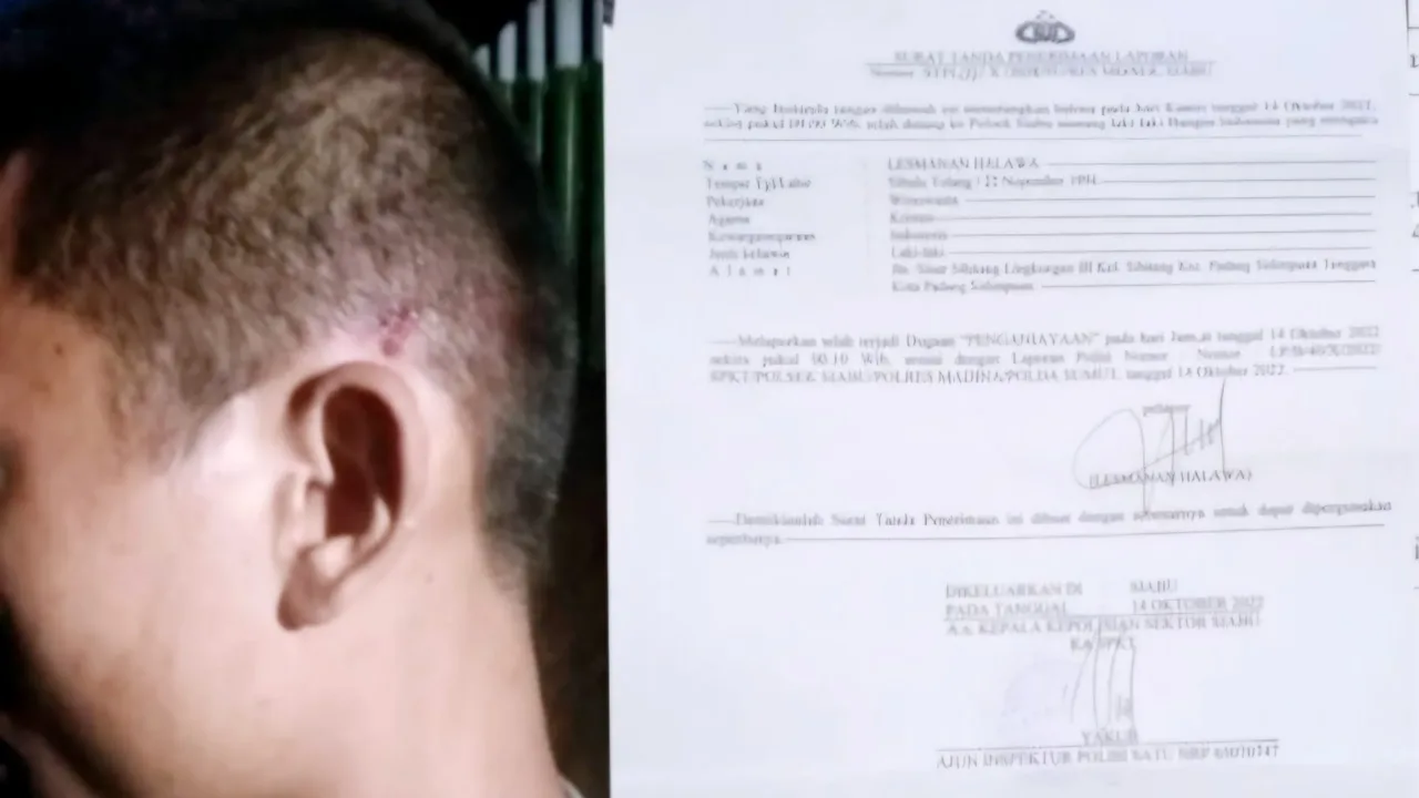 Kapolri Perlu Tahu, Polres Madina 3 Tahun Gagal Tangkap Tersangka Penganiayaan Wartawan Teropongistana.com JAKARTA - Wartawan korban kekerasan dan penganiayaan sekelompok orang diduga suruhan juragan tambang emas ilegal di Kabupaten Mandailing Natal (Madina), Sumatera Utara, sejak 2022 hingga hari ini tak kunjung ditangkap polisi. Kasus ini menambah deretan panjang banyaknya ancaman kepada jurnalis Tanah Air yang tak kunjung disadari berbagai pihak sebagai pilar keempat demokrasi dan anak sulung reformasi 1998 yang menggulingkan pemerintahan otoriter dan korup Orde Baru. Kesadaran ini mestinya juga menjadi pedoman buat aparat penegak hukum, terutama kepolisian. Bila ada pihak yang mencoba mencederai kerja kerja pers nasional, polri mesti sigap mengusut kasusnya dengan tuntas. Jangan malah turut serta menghalangi atau menjadi pelaku kriminalisasi terhadap wartawan. Publik baru saja dikagetkan dengan kasus kiriman kepala babi tanpa kuping ke kantor redaksi Tempo. Tidak berselang beberapa hari, teror susulan dilemparkan ke halaman kantor redaksi Tempo yang dikenal sebagai media independen dan investigatif.  Sudah dua minggu kasus ini viral, namun pelakunya tak kunjung ditangkap pihak kepolisian. Begitu juga kasus kekerasan yang dialami wartawan di Kabupaten Madina bernama Lesmana. Karena lamanya kasus ini dan menjadi ancaman dan teror bagi kalangan wartawan dan pegiat anti korupsi, Lesmana berharap Kapolri memberikan perhatian serius.  “Jangan karena kami di daerah jauh dari Jakarta, sehingga kasus ini dipermainkan,” ujar Lesmana kepada Info Indonesia saat dihubungi wartawan, 29/3/25. Lesmana menjelaskan, pasca laporannya di Polsek Siabu, terduga pelaku memang sudah ditetapkan sebagai tersangka sejak 2022. Namun, hingga saat ini tersangka tersebut masih bebas berkeliaran dan polisi terkesan berkelit belum menemukan tersangka.  Lesmana pun mengisahkan kasus yang menimpanya beberapa tahun lalu itu. Dia mengaku berangkat ke lokasi tambang di Desa Tangga Bosi Bukit Siayo pada 27 Maret 2022 pukul 17.00 WIB.  “Perjalanan menelusuri jalan tikus yang cukup jauh dan melelahkan ini memakan waktu 4 jam lebih hingga tiba dilokasi sekitar jam 21.30 WIB. Saya bersama kawan saya dua orang beristirahat di kamp atau postnya Hendrik,” ujarnya. Berselang beberapa jam, tiba-tiba segerombolan orang merangsek masuk ke gubuk peristirahatan tersebut. Seorang di antara mereka bersuara lantang dan emosi menanyakan Lesmana. “Setelah memastikan saya adalah targetnya, seketika itu pula yang bersangkutan memukul saya pakai kayu di bagian kepala kiri saya membabi buta. Selanjutnya, saya perhatikan yang bersangkutan makin kalap dan mencabut parang,” terangnya. Lesmana mengaku langsung melakukan upaya menyelamatkan diri dari gempuran tujuh orang di tengah hutan lokasi tambang tersebut. Begitu pula rekan-rekannya yang masing-masing menyelamatkan diri masing-masing. "Alhamdulilah, kejadian mengerikan yang mengancam keselamatan jiwa kami malam itu, berkat kuasa Allah kami selamat yang secara logika adalah keniscayaan untuk bisa selamat. Pria yang dikenal sebagai jurnalis kritis di Kabupaten Madina ini menambahkan, setelah tiba di kampung pada pagi harinya, segera melaporkan kasus penganiayaan ini ke Polsek Siabu. Pihak penyidik Polsek Siabu pun segera memproses hingga ditetapkan tiga orang sebagai tersangka, yakni Fulifati Harefa alias Ama Ope, Gatishoki Gulo alias Ama Andi, dan Ama Zulpan Zega. Sayangnya, hingga tiga tahun berlalu, kasus teror dan tindakan kriminal pembungkaman terhadap wartawan dan kebebasan pers ini tak kunjung berhasil diungkap Polsek Siabu. “Saya sangat kecewa. Kinerja oknum polri di sini yang disebut-sebut Presisi oleh Kapolri, Bapak Listiyo Sigit Prabowo, hanya slogan semata di Polsek Siabu dan Polres Madina,” keluh Lesmana. Padahal, kata dia, keberadaan tersangka Fulifati Harefa, Gatishoki Gulo dan Ama Zulpan Zega sering dijumpai masyarakat.  “Selain secara fisik yang bersangkutan tetap berada di wilayah Madina, medsos ketiganya pun sering pamer kemewahan dan mempertontonkan dirinya dengan bergepok-gepok uang di postingan medsosnya,” kata Lesmana sambil mengirimkan bukti aplikasi tiktok yang bersangkutan. Dikatakan Lesmana, Kapolres Madina bersama jajarannya tidak serius dalam menangani perkara penganiayaan tersebut dan seakan ada yang disembunyikan. "Saya menduga kuat ada setoran mengalir dari para bos tambang emas ilegal tersebut kepada oknum polisi di Polres Madina sektor Polsek Siabu. Aneh saja selama 3 tahun pelaku bebas berkeliaran sambil bermain TikTok dengan memperlihatkan tumpukan uang,” tegasnya. Lesmana juga menyebut, kegiatan penambangan ilegal, khususnya emas, terus berlangsung dan belum ada tindakan tegas yang dilakukan pemerintah, mulai dari desa, kecamatan, hingga penegak hukum, yang semuanya terkesan membiarkan. “Seakan pelaku dan bos tambang emas ilegal tersebut lebih kuasa dan sakti dari kepolisan. Hal ini terindikasi kuat dari pengamanan perkara ini selam tiga tahun Polres Madina yang tidak sanggup menangkap tersangka,” ungkapnya. Di tempat yang berbeda, Nani Maulana, penggiat lingkungan Mata Tunas 17 mengatakan, sah-sah saja jika korban mempunyai dugaan oknum Polres Madina menerima setoran dari bos tambang emas ilegal karena sudah 3 tahun kasusnya tidak ada hasil. "Apalagi pelaku sering meneror dan nomor teleponnya aktif, bahkan sering mengancam korban. Aneh jika polisi tidak bisa melacak keberadaanya tersangka,” kata Nani Maulana. Info Indonesia yang mengkonfirmasi progres kasus ini ke Plt Kapolsek Siabu, Rizki Anwar, lewat ponselnya hanya menyatakan kesediaannya menjelaskannya di kantornya. Sementara itu, Kapolres Madina, AKBP Arie Sofandi Paloh, belum memberikan penjelasan kendala dan hambatan jajarannya dalam menangkap tersangka penganiayaan wartawan tersebut.