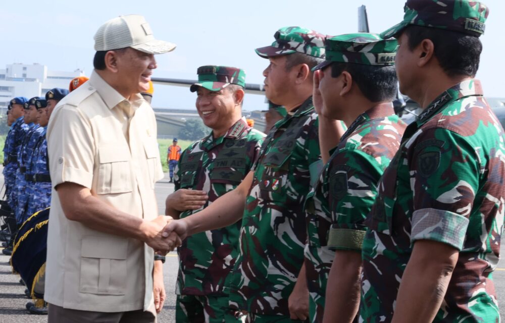 Menhan Berikan Ransus Maung Untuk Perkuat Mobilitas Satuan Tni Ad Teropongistana.com Bandung  – Kepala Staf Angkatan Darat (Kasad) Jenderal Tni Maruli Simanjuntak Menerima Secara Resmi Kendaraan Khusus (Ransus) Maung Dari Menteri Pertahanan (Menhan) Republik Indonesia Sjafrie Sjamsoeddin Dalam Acara Serah Terima Di Lanud Husein Sastranegara, Bandung, Jawa Barat, Sabtu (1/3/2025). Penyerahan Ransus Maung Ini Merupakan Bagian Dari Pengadaan 4.000 Unit Kendaraan Operasional Oleh Kementerian Pertahanan Untuk Memperkuat Mobilitas Tni Dan Polri. Pada Tahap Kedua Ini, Sebanyak 700 Unit Diserahkan Kepada Tni Dan Polri, Termasuk Kepada Tni Ad Yang Akan Menggunakannya Dalam Berbagai Operasi Untuk Menjaga Kedaulatan Negara. Hadir Dalam Acara Tersebut Panglima Tni Jenderal Tni Agus Subiyanto, Kasal Laksamana Tni Muhammad Ali, Kasau Marsekal Tni Mohamad Tonny Harjono, Serta Kapolri Jenderal Polisi Listyo Sigit Prabowo. Menhan Sjafrie Sjamsoeddin Menegaskan Bahwa Penyerahan Kendaraan Ini Merupakan Wujud Nyata Pemanfaatan Anggaran Negara Yang Berasal Dari Uang Rakyat Untuk Pemenuhan Alutsista Guna Memperkuat Tni Dan Polri. “Pemerintah Terus Berkomitmen Untuk Mendukung Operasional Tni Dan Polri Sebagai Pengawal Kedaulatan Negara. Kendaraan Ini Akan Digunakan Mulai Dari Tingkat Pusat Hingga Ke Desa-Desa, Termasuk Oleh Babinsa Dan Babinkamtibmas,” Ujar Menhan. Kasad Jenderal Tni Maruli Simanjuntak Menyampaikan Apresiasi Atas Dukungan Pemerintah Dalam Modernisasi Kendaraan Operasional Tni Ad. Dengan Kemampuan Off-Road Yang Tinggi Serta Perlindungan Balistik, Maung Mv3 Dinilai Sangat Cocok Untuk Mendukung Berbagai Operasi Militer, Termasuk Pengamanan Wilayah, Patroli Perbatasan, Hingga Misi Khusus. Maung Mv3 Merupakan Produk Unggulan Industri Pertahanan Nasional Yang Sepenuhnya Dirancang Dan Diproduksi Oleh Pt Pindad. Kendaraan Ini Adalah Hasil Karya Anak Bangsa Yang Mencerminkan Kemandirian Indonesia Dalam Pemenuhan Alutsista. Ransus Maung Yang Diserahkan Kali Ini Terdiri Dari Tiga Varian, Yaitu Spartan, Hard Top, Dan Soft Top. Kendaraan Ini Dapat Dikonfigurasi Untuk Berbagai Kebutuhan Tugas, Termasuk Dilengkapi Dengan Senjata Kaliber 7,67 Mm Serta Teknologi Komunikasi Modern. Menariknya, Penyerahan Kendaraan Ini Bertepatan Dengan Peringatan Serangan Umum 1 Maret, Hari Bersejarah Yang Menandai Penegakan Kedaulatan Negara Kesatuan Republik Indonesia. Momen Ini Semakin Memperkuat Pesan Bahwa Pemenuhan Alutsista Tni Dan Polri Adalah Bagian Dari Upaya Mempertahankan Kedaulatan Negara Dengan Kekuatan Yang Berasal Dari Rakyat Dan Untuk Rakyat. Sebagai Simbol Serah Terima, Menhan Juga Menyerahkan Miniatur Ransus Maung Kepada Panglima Tni Dan Kapolri, Yang Kemudian Diteruskan Kepada Para Kepala Staf Angkatan. Momen Ini Menandai Komitmen Bersama Antara Pemerintah, Industri Pertahanan Nasional, Serta Tni-Polri Dalam Memperkuat Kemandirian Alutsista Dan Ketahanan Nasional. 