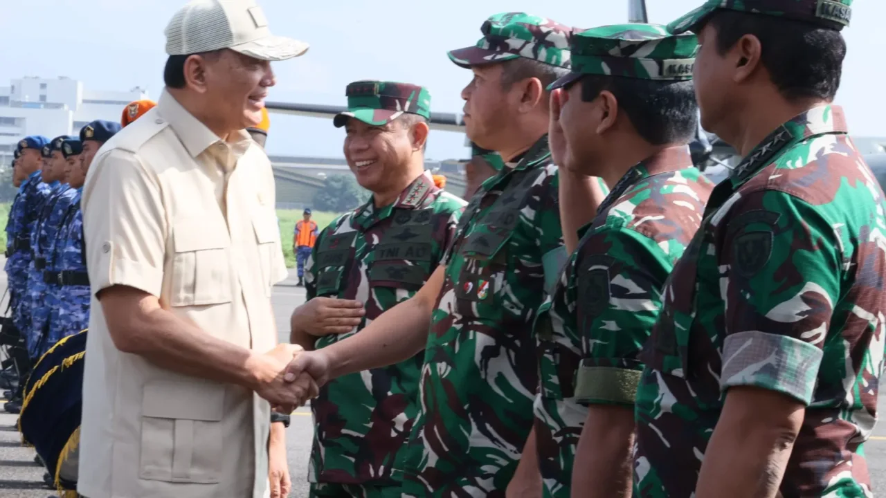 Menhan Berikan Ransus Maung Untuk Perkuat Mobilitas Satuan TNI AD Teropongistana.com BANDUNG  – Kepala Staf Angkatan Darat (Kasad) Jenderal TNI Maruli Simanjuntak menerima secara resmi kendaraan khusus (Ransus) Maung dari Menteri Pertahanan (Menhan) Republik Indonesia Sjafrie Sjamsoeddin dalam acara serah terima di Lanud Husein Sastranegara, Bandung, Jawa Barat, Sabtu (1/3/2025). Penyerahan Ransus Maung ini merupakan bagian dari pengadaan 4.000 unit kendaraan operasional oleh Kementerian Pertahanan untuk memperkuat mobilitas TNI dan Polri. Pada tahap kedua ini, sebanyak 700 unit diserahkan kepada TNI dan Polri, termasuk kepada TNI AD yang akan menggunakannya dalam berbagai operasi untuk menjaga kedaulatan negara. Hadir dalam acara tersebut Panglima TNI Jenderal TNI Agus Subiyanto, Kasal Laksamana TNI Muhammad Ali, Kasau Marsekal TNI Mohamad Tonny Harjono, serta Kapolri Jenderal Polisi Listyo Sigit Prabowo. Menhan Sjafrie Sjamsoeddin menegaskan bahwa penyerahan kendaraan ini merupakan wujud nyata pemanfaatan anggaran negara yang berasal dari uang rakyat untuk pemenuhan alutsista guna memperkuat TNI dan Polri. “Pemerintah terus berkomitmen untuk mendukung operasional TNI dan Polri sebagai pengawal kedaulatan negara. Kendaraan ini akan digunakan mulai dari tingkat pusat hingga ke desa-desa, termasuk oleh Babinsa dan Babinkamtibmas,” ujar Menhan. Kasad Jenderal TNI Maruli Simanjuntak menyampaikan apresiasi atas dukungan pemerintah dalam modernisasi kendaraan operasional TNI AD. Dengan kemampuan off-road yang tinggi serta perlindungan balistik, Maung MV3 dinilai sangat cocok untuk mendukung berbagai operasi militer, termasuk pengamanan wilayah, patroli perbatasan, hingga misi khusus. Maung MV3 merupakan produk unggulan industri pertahanan nasional yang sepenuhnya dirancang dan diproduksi oleh PT Pindad. Kendaraan ini adalah hasil karya anak bangsa yang mencerminkan kemandirian Indonesia dalam pemenuhan alutsista. Ransus Maung yang diserahkan kali ini terdiri dari tiga varian, yaitu Spartan, Hard Top, dan Soft Top. Kendaraan ini dapat dikonfigurasi untuk berbagai kebutuhan tugas, termasuk dilengkapi dengan senjata kaliber 7,67 mm serta teknologi komunikasi modern. Menariknya, penyerahan kendaraan ini bertepatan dengan peringatan Serangan Umum 1 Maret, hari bersejarah yang menandai penegakan kedaulatan Negara Kesatuan Republik Indonesia. Momen ini semakin memperkuat pesan bahwa pemenuhan alutsista TNI dan Polri adalah bagian dari upaya mempertahankan kedaulatan negara dengan kekuatan yang berasal dari rakyat dan untuk rakyat. Sebagai simbol serah terima, Menhan juga menyerahkan miniatur Ransus Maung kepada Panglima TNI dan Kapolri, yang kemudian diteruskan kepada para Kepala Staf Angkatan. Momen ini menandai komitmen bersama antara pemerintah, industri pertahanan nasional, serta TNI-Polri dalam memperkuat kemandirian alutsista dan ketahanan nasional. 
