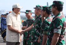 Menhan Berikan Ransus Maung Untuk Perkuat Mobilitas Satuan Tni Ad Teropongistana.com Bandung  – Kepala Staf Angkatan Darat (Kasad) Jenderal Tni Maruli Simanjuntak Menerima Secara Resmi Kendaraan Khusus (Ransus) Maung Dari Menteri Pertahanan (Menhan) Republik Indonesia Sjafrie Sjamsoeddin Dalam Acara Serah Terima Di Lanud Husein Sastranegara, Bandung, Jawa Barat, Sabtu (1/3/2025). Penyerahan Ransus Maung Ini Merupakan Bagian Dari Pengadaan 4.000 Unit Kendaraan Operasional Oleh Kementerian Pertahanan Untuk Memperkuat Mobilitas Tni Dan Polri. Pada Tahap Kedua Ini, Sebanyak 700 Unit Diserahkan Kepada Tni Dan Polri, Termasuk Kepada Tni Ad Yang Akan Menggunakannya Dalam Berbagai Operasi Untuk Menjaga Kedaulatan Negara. Hadir Dalam Acara Tersebut Panglima Tni Jenderal Tni Agus Subiyanto, Kasal Laksamana Tni Muhammad Ali, Kasau Marsekal Tni Mohamad Tonny Harjono, Serta Kapolri Jenderal Polisi Listyo Sigit Prabowo. Menhan Sjafrie Sjamsoeddin Menegaskan Bahwa Penyerahan Kendaraan Ini Merupakan Wujud Nyata Pemanfaatan Anggaran Negara Yang Berasal Dari Uang Rakyat Untuk Pemenuhan Alutsista Guna Memperkuat Tni Dan Polri. “Pemerintah Terus Berkomitmen Untuk Mendukung Operasional Tni Dan Polri Sebagai Pengawal Kedaulatan Negara. Kendaraan Ini Akan Digunakan Mulai Dari Tingkat Pusat Hingga Ke Desa-Desa, Termasuk Oleh Babinsa Dan Babinkamtibmas,” Ujar Menhan. Kasad Jenderal Tni Maruli Simanjuntak Menyampaikan Apresiasi Atas Dukungan Pemerintah Dalam Modernisasi Kendaraan Operasional Tni Ad. Dengan Kemampuan Off-Road Yang Tinggi Serta Perlindungan Balistik, Maung Mv3 Dinilai Sangat Cocok Untuk Mendukung Berbagai Operasi Militer, Termasuk Pengamanan Wilayah, Patroli Perbatasan, Hingga Misi Khusus. Maung Mv3 Merupakan Produk Unggulan Industri Pertahanan Nasional Yang Sepenuhnya Dirancang Dan Diproduksi Oleh Pt Pindad. Kendaraan Ini Adalah Hasil Karya Anak Bangsa Yang Mencerminkan Kemandirian Indonesia Dalam Pemenuhan Alutsista. Ransus Maung Yang Diserahkan Kali Ini Terdiri Dari Tiga Varian, Yaitu Spartan, Hard Top, Dan Soft Top. Kendaraan Ini Dapat Dikonfigurasi Untuk Berbagai Kebutuhan Tugas, Termasuk Dilengkapi Dengan Senjata Kaliber 7,67 Mm Serta Teknologi Komunikasi Modern. Menariknya, Penyerahan Kendaraan Ini Bertepatan Dengan Peringatan Serangan Umum 1 Maret, Hari Bersejarah Yang Menandai Penegakan Kedaulatan Negara Kesatuan Republik Indonesia. Momen Ini Semakin Memperkuat Pesan Bahwa Pemenuhan Alutsista Tni Dan Polri Adalah Bagian Dari Upaya Mempertahankan Kedaulatan Negara Dengan Kekuatan Yang Berasal Dari Rakyat Dan Untuk Rakyat. Sebagai Simbol Serah Terima, Menhan Juga Menyerahkan Miniatur Ransus Maung Kepada Panglima Tni Dan Kapolri, Yang Kemudian Diteruskan Kepada Para Kepala Staf Angkatan. Momen Ini Menandai Komitmen Bersama Antara Pemerintah, Industri Pertahanan Nasional, Serta Tni-Polri Dalam Memperkuat Kemandirian Alutsista Dan Ketahanan Nasional. 