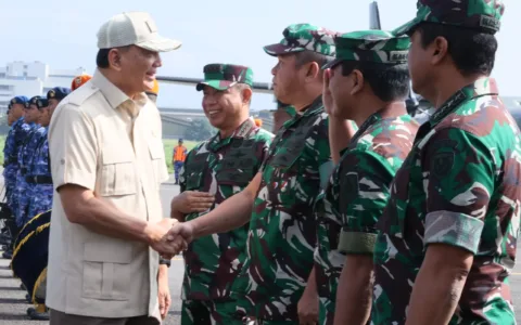 Menhan Berikan Ransus Maung Untuk Perkuat Mobilitas Satuan TNI AD Teropongistana.com BANDUNG  – Kepala Staf Angkatan Darat (Kasad) Jenderal TNI Maruli Simanjuntak menerima secara resmi kendaraan khusus (Ransus) Maung dari Menteri Pertahanan (Menhan) Republik Indonesia Sjafrie Sjamsoeddin dalam acara serah terima di Lanud Husein Sastranegara, Bandung, Jawa Barat, Sabtu (1/3/2025). Penyerahan Ransus Maung ini merupakan bagian dari pengadaan 4.000 unit kendaraan operasional oleh Kementerian Pertahanan untuk memperkuat mobilitas TNI dan Polri. Pada tahap kedua ini, sebanyak 700 unit diserahkan kepada TNI dan Polri, termasuk kepada TNI AD yang akan menggunakannya dalam berbagai operasi untuk menjaga kedaulatan negara. Hadir dalam acara tersebut Panglima TNI Jenderal TNI Agus Subiyanto, Kasal Laksamana TNI Muhammad Ali, Kasau Marsekal TNI Mohamad Tonny Harjono, serta Kapolri Jenderal Polisi Listyo Sigit Prabowo. Menhan Sjafrie Sjamsoeddin menegaskan bahwa penyerahan kendaraan ini merupakan wujud nyata pemanfaatan anggaran negara yang berasal dari uang rakyat untuk pemenuhan alutsista guna memperkuat TNI dan Polri. “Pemerintah terus berkomitmen untuk mendukung operasional TNI dan Polri sebagai pengawal kedaulatan negara. Kendaraan ini akan digunakan mulai dari tingkat pusat hingga ke desa-desa, termasuk oleh Babinsa dan Babinkamtibmas,” ujar Menhan. Kasad Jenderal TNI Maruli Simanjuntak menyampaikan apresiasi atas dukungan pemerintah dalam modernisasi kendaraan operasional TNI AD. Dengan kemampuan off-road yang tinggi serta perlindungan balistik, Maung MV3 dinilai sangat cocok untuk mendukung berbagai operasi militer, termasuk pengamanan wilayah, patroli perbatasan, hingga misi khusus. Maung MV3 merupakan produk unggulan industri pertahanan nasional yang sepenuhnya dirancang dan diproduksi oleh PT Pindad. Kendaraan ini adalah hasil karya anak bangsa yang mencerminkan kemandirian Indonesia dalam pemenuhan alutsista. Ransus Maung yang diserahkan kali ini terdiri dari tiga varian, yaitu Spartan, Hard Top, dan Soft Top. Kendaraan ini dapat dikonfigurasi untuk berbagai kebutuhan tugas, termasuk dilengkapi dengan senjata kaliber 7,67 mm serta teknologi komunikasi modern. Menariknya, penyerahan kendaraan ini bertepatan dengan peringatan Serangan Umum 1 Maret, hari bersejarah yang menandai penegakan kedaulatan Negara Kesatuan Republik Indonesia. Momen ini semakin memperkuat pesan bahwa pemenuhan alutsista TNI dan Polri adalah bagian dari upaya mempertahankan kedaulatan negara dengan kekuatan yang berasal dari rakyat dan untuk rakyat. Sebagai simbol serah terima, Menhan juga menyerahkan miniatur Ransus Maung kepada Panglima TNI dan Kapolri, yang kemudian diteruskan kepada para Kepala Staf Angkatan. Momen ini menandai komitmen bersama antara pemerintah, industri pertahanan nasional, serta TNI-Polri dalam memperkuat kemandirian alutsista dan ketahanan nasional. 