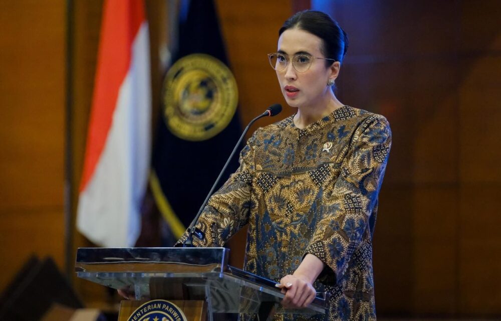 Kementrian Parawisata Dukung Harga Tiket Pesawat Turun Teropongistana.com Jakarta – Sejalan Dengan Arahan Presiden Prabowo Subianto Untuk Memastikan Kelancaran Dan Kenyamanan Menyambut Libur Lebaran 2025, Pemerintah Telah Menyiapkan Sejumlah Langkah Strategis Dalam Menghadapi Lonjakan Mobilitas Selama Musim Mudik Ini. Lonjakan Mobilitas Pada Periode Lebaran, Yang Secara Konsisten Lebih Tinggi Dibandingkan Periode Penting Lainnya Seperti Natal Dan Tahun Baru, Memerlukan Persiapan Matang, Jakarta 1 Maret 2025. Upaya Yang Akan Diimplementasikan Meliputi Penyiapan Infrastruktur, Serta Optimasi Layanan Transportasi (Darat, Laut, Udara), Selain Itu, Pembentukan Posko Terpadu Lintas Kementerian/Lembaga (K/L) Untuk Memastikan Koordinasi Yang Efektif, Termasuk Upaya Mengurai Kepadatan Lalu Lintas Di Sejumlah Titik. Pemerintah Juga Memberikan Insentif Tambahan, Seperti Diskon Tarif Tol Di Berbagai Ruas Jalan, Dan Program Mudik Gratis Bagi 100.000 Orang Melalui Bus, Kereta Api, Dan Kapal Laut. Kementerian Pariwisata Mendukung Penuh Sejumlah Upaya Ini Dengan Fokus Pada Peningkatan Layanan Pariwisata Dan Mobilitas Masyarakat, Memastikan Mudik Lebaran 2025 Berjalan Lancar Dan Memberikan Pengalaman Menyenangkan Bagi Semua. Penurunan Harga Tiket Pesawat Domestik Pada Periode Lebaran 2025 Sebagai Bagian Dari Upaya Mendukung Mobilitas Masyarakat, Pemerintah Hari Ini Telah Mengumumkan Penurunan Harga Tiket Pesawat Domestik Sebesar 13-14% Selama Periode Mudik Lebaran 2025. Kebijakan Ini Berlaku Untuk Tiket Kelas Ekonomi Di Seluruh Indonesia, Dengan Masa Berlaku Perjalanan Mulai 24 Maret 2025 Hingga 7 April 2025. Pembelian Tiket Dapat Dilakukan Mulai 1 Maret 2025, Memberikan Kesempatan Dan Memudahkan Masyarakat Untuk Merencanakan Perjalanan Mudik Atau Berwisata Di Indonesia Dengan Biaya Yang Lebih Terjangkau. Menteri Pariwisata Widiyanti Putri Mengapresiasi Seluruh Upaya Sinergi Dan Koordinasi Untuk Mengakselerasi Pergerakan Wisatawan Nusantara Selama Periode Penting Ini. “Kementerian Pariwisata Menyambut Baik Kebijakan Ini, Dengan Harapan Bahwa Diskon Tiket Pesawat Akan Meningkatkan Mobilitas Wisatawan Nusantara, Terutama Dalam Menyambut Libur Lebaran 1446 H. Dengan Harga Tiket Yang Lebih Terjangkau, Diharapkan Lebih Banyak Masyarakat Dapat Memanfaatkan Momen Mudik Untuk Berwisata Dan Menjelajahi Destinasi Baru Di Indonesia,” Ujar Menteri Pariwisata Widiyanti. Tingkatkan Minat Wisatawan, Kementerian Pariwata Luncurkan Kampanye #Mudikyuk Dan #Lebarandijakartaaja. Sebagai Bagian Dari Upaya Untuk Meningkatkan Pengalaman Masyarakat Selama Periode Mudik Dan Berwisata, Kementerian Pariwisata Juga Meluncurkan Kampanye #Mudikyuk Dan #Lebarandijakartaaja Untuk Meningkatkan Minat Wisatawan Melakukan Perjalanan Wisata Selama Libur Lebaran 2025. Melalui Publikasi Promo Paket Wisata Menarik, Kampanye Ini Bertujuan Mendorong Pencapaian Target 1,08 Miliar Perjalanan Wisatawan Nusantara Pada Tahun 2025. Ini Juga Merupakan Bagian Dari Kampanye Besar #Diindonesiaaja Dan Program Bangga Berwisata Di Indonesia (Bbwi). Kampanye #Mudikyuk Dirancang Untuk Mengajak Masyarakat Menjelajahi Destinasi Wisata Di Indonesia, Terutama Di Sekitar Kampung Halaman Mereka. Sementara Itu, #Lebarandijakartaaja Ditujukan Bagi Warga Jakarta Dan Sekitarnya Yang Tidak Mudik Atau Masyarakat Yang Menjadikan Jakarta Sebagai Destinasi Mereka Berwisata, Untuk Menikmati Liburan Di Ibu Kota. Kedua Kampanye Ini Diharapkan Dapat Meningkatkan Minat Berwisata Selama Musim Mudik Lebaran, Dengan Menawarkan Paket Wisata Lebaran Hasil Kolaborasi Dengan Mitra Industri Pariwisata. Kementerian Pariwisata Bekerja Sama Dengan Bumn, Asosiasi Pariwisata, Dinas Pariwisata, Pelaku Industri, Serta Pemangku Kepentingan Terkait. Promo Dan Paket Wisata Yang Telah Terkurasi Dapat Diakses Melalui Media Sosial Kementerian Pariwisata, Laman Khusus Di Situs Indonesia.travel, Serta Qr Code Pada Banner Yang Dipasang Di Bandara, Stasiun, Dan Pusat Perbelanjaan. Selama Bulan Ramadan, Kementerian Pariwisata Juga Aktif Mempromosikan Destinasi Wisata Melalui Media Sosial, Menyoroti Tradisi Budaya, Kuliner Khas, Serta Destinasi Menarik Yang Bisa Dikunjungi Selama Ramadan Dan Lebaran. Kementerian Pariwisata Juga Mendorong Pelaku Industri Pariwisata Untuk Memberikan Berbagai Promo Tambahan, Termasuk Untuk Diskon Tiket Pesawat, Kereta Api, Akomodasi, Serta Paket Wisata. “Promo Yang Diberikan Tidak Hanya Berpotensi Menjadi Daya Tarik Bagi Wisatawan, Tetapi Juga Sebagai Pendorong Pertumbuhan Ekonomi,” Ujar Menteri Pariwisata Widiyanti Putri. Kementerian Pariwisata Juga Mengapresiasi Penyedia Jasa Transportasi Yang Telah Meningkatkan Kapasitas Penumpang Melalui Penambahan Layanan Kereta Api, Penerbangan, Serta Pembukaan Rute Domestik Baru. Diharapkan, Kampanye Ini Tidak Hanya Meningkatkan Pengalaman Berwisata Masyarakat Selama Mudik Lebaran 2025, Tetapi Juga Berkontribusi Pada Peningkatan Perputaran Ekonomi, Khususnya Dari Sektor Pariwisata.