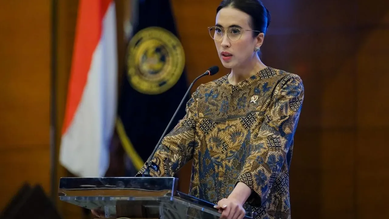 Kementrian Parawisata Dukung Harga Tiket Pesawat Turun Teropongistana.com Jakarta – Sejalan dengan arahan Presiden Prabowo Subianto untuk memastikan kelancaran dan kenyamanan menyambut libur Lebaran 2025, pemerintah telah menyiapkan sejumlah langkah strategis dalam menghadapi lonjakan mobilitas selama musim mudik ini. Lonjakan mobilitas pada periode Lebaran, yang secara konsisten lebih tinggi dibandingkan periode penting lainnya seperti Natal dan Tahun Baru, memerlukan persiapan matang, Jakarta 1 Maret 2025. Upaya yang akan diimplementasikan meliputi penyiapan infrastruktur, serta optimasi layanan transportasi (darat, laut, udara), Selain itu, pembentukan posko terpadu lintas kementerian/lembaga (K/L) untuk memastikan koordinasi yang efektif, termasuk upaya mengurai kepadatan lalu lintas di sejumlah titik. Pemerintah juga memberikan insentif tambahan, seperti diskon tarif tol di berbagai ruas jalan, dan program mudik gratis bagi 100.000 orang melalui bus, kereta api, dan kapal laut. Kementerian Pariwisata mendukung penuh sejumlah upaya ini dengan fokus pada peningkatan layanan pariwisata dan mobilitas masyarakat, memastikan mudik Lebaran 2025 berjalan lancar dan memberikan pengalaman menyenangkan bagi semua. Penurunan Harga Tiket Pesawat Domestik pada Periode Lebaran 2025 Sebagai bagian dari upaya mendukung mobilitas masyarakat, pemerintah hari ini telah mengumumkan penurunan harga tiket pesawat domestik sebesar 13-14% selama periode mudik Lebaran 2025. Kebijakan ini berlaku untuk tiket kelas ekonomi di seluruh Indonesia, dengan masa berlaku perjalanan mulai 24 Maret 2025 hingga 7 April 2025. Pembelian tiket dapat dilakukan mulai 1 Maret 2025, memberikan kesempatan dan memudahkan masyarakat untuk merencanakan perjalanan mudik atau berwisata di Indonesia dengan biaya yang lebih terjangkau. Menteri Pariwisata Widiyanti Putri mengapresiasi seluruh upaya sinergi dan koordinasi untuk mengakselerasi pergerakan wisatawan nusantara selama periode penting ini. “Kementerian Pariwisata menyambut baik kebijakan ini, dengan harapan bahwa diskon tiket pesawat akan meningkatkan mobilitas wisatawan nusantara, terutama dalam menyambut libur Lebaran 1446 H. Dengan harga tiket yang lebih terjangkau, diharapkan lebih banyak masyarakat dapat memanfaatkan momen mudik untuk berwisata dan menjelajahi destinasi baru di Indonesia,” ujar Menteri Pariwisata Widiyanti. Tingkatkan Minat Wisatawan, Kementerian Pariwata Luncurkan Kampanye #MudikYuk dan #LebarandiJakartaAja. Sebagai bagian dari upaya untuk meningkatkan pengalaman masyarakat selama periode mudik dan berwisata, Kementerian Pariwisata juga meluncurkan kampanye #MudikYuk dan #LebarandiJakartaAja untuk meningkatkan minat wisatawan melakukan perjalanan wisata selama libur Lebaran 2025. Melalui publikasi promo paket wisata menarik, kampanye ini bertujuan mendorong pencapaian target 1,08 miliar perjalanan wisatawan nusantara pada tahun 2025. Ini juga merupakan bagian dari kampanye besar #DiIndonesiaAja dan program Bangga Berwisata di Indonesia (BBWI). Kampanye #MudikYuk dirancang untuk mengajak masyarakat menjelajahi destinasi wisata di Indonesia, terutama di sekitar kampung halaman mereka. Sementara itu, #LebarandiJakartaAja ditujukan bagi warga Jakarta dan sekitarnya yang tidak mudik atau masyarakat yang menjadikan Jakarta sebagai destinasi mereka berwisata, untuk menikmati liburan di ibu kota. Kedua kampanye ini diharapkan dapat meningkatkan minat berwisata selama musim mudik Lebaran, dengan menawarkan paket wisata Lebaran hasil kolaborasi dengan mitra industri pariwisata. Kementerian Pariwisata bekerja sama dengan BUMN, asosiasi pariwisata, dinas pariwisata, pelaku industri, serta pemangku kepentingan terkait. Promo dan paket wisata yang telah terkurasi dapat diakses melalui media sosial Kementerian Pariwisata, laman khusus di situs Indonesia.travel, serta QR code pada banner yang dipasang di bandara, stasiun, dan pusat perbelanjaan. Selama bulan Ramadan, Kementerian Pariwisata juga aktif mempromosikan destinasi wisata melalui media sosial, menyoroti tradisi budaya, kuliner khas, serta destinasi menarik yang bisa dikunjungi selama Ramadan dan Lebaran. Kementerian Pariwisata juga mendorong pelaku industri pariwisata untuk memberikan berbagai promo tambahan, termasuk untuk diskon tiket pesawat, kereta api, akomodasi, serta paket wisata. “Promo yang diberikan tidak hanya berpotensi menjadi daya tarik bagi wisatawan, tetapi juga sebagai pendorong pertumbuhan ekonomi,” ujar Menteri Pariwisata Widiyanti Putri. Kementerian Pariwisata juga mengapresiasi penyedia jasa transportasi yang telah meningkatkan kapasitas penumpang melalui penambahan layanan kereta api, penerbangan, serta pembukaan rute domestik baru. Diharapkan, kampanye ini tidak hanya meningkatkan pengalaman berwisata masyarakat selama mudik Lebaran 2025, tetapi juga berkontribusi pada peningkatan perputaran ekonomi, khususnya dari sektor pariwisata.