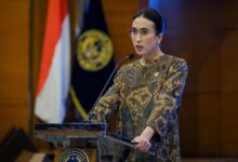 Kementrian Parawisata Dukung Harga Tiket Pesawat Turun Teropongistana.com Jakarta – Sejalan Dengan Arahan Presiden Prabowo Subianto Untuk Memastikan Kelancaran Dan Kenyamanan Menyambut Libur Lebaran 2025, Pemerintah Telah Menyiapkan Sejumlah Langkah Strategis Dalam Menghadapi Lonjakan Mobilitas Selama Musim Mudik Ini. Lonjakan Mobilitas Pada Periode Lebaran, Yang Secara Konsisten Lebih Tinggi Dibandingkan Periode Penting Lainnya Seperti Natal Dan Tahun Baru, Memerlukan Persiapan Matang, Jakarta 1 Maret 2025. Upaya Yang Akan Diimplementasikan Meliputi Penyiapan Infrastruktur, Serta Optimasi Layanan Transportasi (Darat, Laut, Udara), Selain Itu, Pembentukan Posko Terpadu Lintas Kementerian/Lembaga (K/L) Untuk Memastikan Koordinasi Yang Efektif, Termasuk Upaya Mengurai Kepadatan Lalu Lintas Di Sejumlah Titik. Pemerintah Juga Memberikan Insentif Tambahan, Seperti Diskon Tarif Tol Di Berbagai Ruas Jalan, Dan Program Mudik Gratis Bagi 100.000 Orang Melalui Bus, Kereta Api, Dan Kapal Laut. Kementerian Pariwisata Mendukung Penuh Sejumlah Upaya Ini Dengan Fokus Pada Peningkatan Layanan Pariwisata Dan Mobilitas Masyarakat, Memastikan Mudik Lebaran 2025 Berjalan Lancar Dan Memberikan Pengalaman Menyenangkan Bagi Semua. Penurunan Harga Tiket Pesawat Domestik Pada Periode Lebaran 2025 Sebagai Bagian Dari Upaya Mendukung Mobilitas Masyarakat, Pemerintah Hari Ini Telah Mengumumkan Penurunan Harga Tiket Pesawat Domestik Sebesar 13-14% Selama Periode Mudik Lebaran 2025. Kebijakan Ini Berlaku Untuk Tiket Kelas Ekonomi Di Seluruh Indonesia, Dengan Masa Berlaku Perjalanan Mulai 24 Maret 2025 Hingga 7 April 2025. Pembelian Tiket Dapat Dilakukan Mulai 1 Maret 2025, Memberikan Kesempatan Dan Memudahkan Masyarakat Untuk Merencanakan Perjalanan Mudik Atau Berwisata Di Indonesia Dengan Biaya Yang Lebih Terjangkau. Menteri Pariwisata Widiyanti Putri Mengapresiasi Seluruh Upaya Sinergi Dan Koordinasi Untuk Mengakselerasi Pergerakan Wisatawan Nusantara Selama Periode Penting Ini. “Kementerian Pariwisata Menyambut Baik Kebijakan Ini, Dengan Harapan Bahwa Diskon Tiket Pesawat Akan Meningkatkan Mobilitas Wisatawan Nusantara, Terutama Dalam Menyambut Libur Lebaran 1446 H. Dengan Harga Tiket Yang Lebih Terjangkau, Diharapkan Lebih Banyak Masyarakat Dapat Memanfaatkan Momen Mudik Untuk Berwisata Dan Menjelajahi Destinasi Baru Di Indonesia,” Ujar Menteri Pariwisata Widiyanti. Tingkatkan Minat Wisatawan, Kementerian Pariwata Luncurkan Kampanye #Mudikyuk Dan #Lebarandijakartaaja. Sebagai Bagian Dari Upaya Untuk Meningkatkan Pengalaman Masyarakat Selama Periode Mudik Dan Berwisata, Kementerian Pariwisata Juga Meluncurkan Kampanye #Mudikyuk Dan #Lebarandijakartaaja Untuk Meningkatkan Minat Wisatawan Melakukan Perjalanan Wisata Selama Libur Lebaran 2025. Melalui Publikasi Promo Paket Wisata Menarik, Kampanye Ini Bertujuan Mendorong Pencapaian Target 1,08 Miliar Perjalanan Wisatawan Nusantara Pada Tahun 2025. Ini Juga Merupakan Bagian Dari Kampanye Besar #Diindonesiaaja Dan Program Bangga Berwisata Di Indonesia (Bbwi). Kampanye #Mudikyuk Dirancang Untuk Mengajak Masyarakat Menjelajahi Destinasi Wisata Di Indonesia, Terutama Di Sekitar Kampung Halaman Mereka. Sementara Itu, #Lebarandijakartaaja Ditujukan Bagi Warga Jakarta Dan Sekitarnya Yang Tidak Mudik Atau Masyarakat Yang Menjadikan Jakarta Sebagai Destinasi Mereka Berwisata, Untuk Menikmati Liburan Di Ibu Kota. Kedua Kampanye Ini Diharapkan Dapat Meningkatkan Minat Berwisata Selama Musim Mudik Lebaran, Dengan Menawarkan Paket Wisata Lebaran Hasil Kolaborasi Dengan Mitra Industri Pariwisata. Kementerian Pariwisata Bekerja Sama Dengan Bumn, Asosiasi Pariwisata, Dinas Pariwisata, Pelaku Industri, Serta Pemangku Kepentingan Terkait. Promo Dan Paket Wisata Yang Telah Terkurasi Dapat Diakses Melalui Media Sosial Kementerian Pariwisata, Laman Khusus Di Situs Indonesia.travel, Serta Qr Code Pada Banner Yang Dipasang Di Bandara, Stasiun, Dan Pusat Perbelanjaan. Selama Bulan Ramadan, Kementerian Pariwisata Juga Aktif Mempromosikan Destinasi Wisata Melalui Media Sosial, Menyoroti Tradisi Budaya, Kuliner Khas, Serta Destinasi Menarik Yang Bisa Dikunjungi Selama Ramadan Dan Lebaran. Kementerian Pariwisata Juga Mendorong Pelaku Industri Pariwisata Untuk Memberikan Berbagai Promo Tambahan, Termasuk Untuk Diskon Tiket Pesawat, Kereta Api, Akomodasi, Serta Paket Wisata. “Promo Yang Diberikan Tidak Hanya Berpotensi Menjadi Daya Tarik Bagi Wisatawan, Tetapi Juga Sebagai Pendorong Pertumbuhan Ekonomi,” Ujar Menteri Pariwisata Widiyanti Putri. Kementerian Pariwisata Juga Mengapresiasi Penyedia Jasa Transportasi Yang Telah Meningkatkan Kapasitas Penumpang Melalui Penambahan Layanan Kereta Api, Penerbangan, Serta Pembukaan Rute Domestik Baru. Diharapkan, Kampanye Ini Tidak Hanya Meningkatkan Pengalaman Berwisata Masyarakat Selama Mudik Lebaran 2025, Tetapi Juga Berkontribusi Pada Peningkatan Perputaran Ekonomi, Khususnya Dari Sektor Pariwisata.