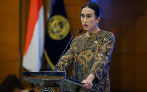 Kementrian Parawisata Dukung Harga Tiket Pesawat Turun Teropongistana.com Jakarta – Sejalan dengan arahan Presiden Prabowo Subianto untuk memastikan kelancaran dan kenyamanan menyambut libur Lebaran 2025, pemerintah telah menyiapkan sejumlah langkah strategis dalam menghadapi lonjakan mobilitas selama musim mudik ini. Lonjakan mobilitas pada periode Lebaran, yang secara konsisten lebih tinggi dibandingkan periode penting lainnya seperti Natal dan Tahun Baru, memerlukan persiapan matang, Jakarta 1 Maret 2025. Upaya yang akan diimplementasikan meliputi penyiapan infrastruktur, serta optimasi layanan transportasi (darat, laut, udara), Selain itu, pembentukan posko terpadu lintas kementerian/lembaga (K/L) untuk memastikan koordinasi yang efektif, termasuk upaya mengurai kepadatan lalu lintas di sejumlah titik. Pemerintah juga memberikan insentif tambahan, seperti diskon tarif tol di berbagai ruas jalan, dan program mudik gratis bagi 100.000 orang melalui bus, kereta api, dan kapal laut. Kementerian Pariwisata mendukung penuh sejumlah upaya ini dengan fokus pada peningkatan layanan pariwisata dan mobilitas masyarakat, memastikan mudik Lebaran 2025 berjalan lancar dan memberikan pengalaman menyenangkan bagi semua. Penurunan Harga Tiket Pesawat Domestik pada Periode Lebaran 2025 Sebagai bagian dari upaya mendukung mobilitas masyarakat, pemerintah hari ini telah mengumumkan penurunan harga tiket pesawat domestik sebesar 13-14% selama periode mudik Lebaran 2025. Kebijakan ini berlaku untuk tiket kelas ekonomi di seluruh Indonesia, dengan masa berlaku perjalanan mulai 24 Maret 2025 hingga 7 April 2025. Pembelian tiket dapat dilakukan mulai 1 Maret 2025, memberikan kesempatan dan memudahkan masyarakat untuk merencanakan perjalanan mudik atau berwisata di Indonesia dengan biaya yang lebih terjangkau. Menteri Pariwisata Widiyanti Putri mengapresiasi seluruh upaya sinergi dan koordinasi untuk mengakselerasi pergerakan wisatawan nusantara selama periode penting ini. “Kementerian Pariwisata menyambut baik kebijakan ini, dengan harapan bahwa diskon tiket pesawat akan meningkatkan mobilitas wisatawan nusantara, terutama dalam menyambut libur Lebaran 1446 H. Dengan harga tiket yang lebih terjangkau, diharapkan lebih banyak masyarakat dapat memanfaatkan momen mudik untuk berwisata dan menjelajahi destinasi baru di Indonesia,” ujar Menteri Pariwisata Widiyanti. Tingkatkan Minat Wisatawan, Kementerian Pariwata Luncurkan Kampanye #MudikYuk dan #LebarandiJakartaAja. Sebagai bagian dari upaya untuk meningkatkan pengalaman masyarakat selama periode mudik dan berwisata, Kementerian Pariwisata juga meluncurkan kampanye #MudikYuk dan #LebarandiJakartaAja untuk meningkatkan minat wisatawan melakukan perjalanan wisata selama libur Lebaran 2025. Melalui publikasi promo paket wisata menarik, kampanye ini bertujuan mendorong pencapaian target 1,08 miliar perjalanan wisatawan nusantara pada tahun 2025. Ini juga merupakan bagian dari kampanye besar #DiIndonesiaAja dan program Bangga Berwisata di Indonesia (BBWI). Kampanye #MudikYuk dirancang untuk mengajak masyarakat menjelajahi destinasi wisata di Indonesia, terutama di sekitar kampung halaman mereka. Sementara itu, #LebarandiJakartaAja ditujukan bagi warga Jakarta dan sekitarnya yang tidak mudik atau masyarakat yang menjadikan Jakarta sebagai destinasi mereka berwisata, untuk menikmati liburan di ibu kota. Kedua kampanye ini diharapkan dapat meningkatkan minat berwisata selama musim mudik Lebaran, dengan menawarkan paket wisata Lebaran hasil kolaborasi dengan mitra industri pariwisata. Kementerian Pariwisata bekerja sama dengan BUMN, asosiasi pariwisata, dinas pariwisata, pelaku industri, serta pemangku kepentingan terkait. Promo dan paket wisata yang telah terkurasi dapat diakses melalui media sosial Kementerian Pariwisata, laman khusus di situs Indonesia.travel, serta QR code pada banner yang dipasang di bandara, stasiun, dan pusat perbelanjaan. Selama bulan Ramadan, Kementerian Pariwisata juga aktif mempromosikan destinasi wisata melalui media sosial, menyoroti tradisi budaya, kuliner khas, serta destinasi menarik yang bisa dikunjungi selama Ramadan dan Lebaran. Kementerian Pariwisata juga mendorong pelaku industri pariwisata untuk memberikan berbagai promo tambahan, termasuk untuk diskon tiket pesawat, kereta api, akomodasi, serta paket wisata. “Promo yang diberikan tidak hanya berpotensi menjadi daya tarik bagi wisatawan, tetapi juga sebagai pendorong pertumbuhan ekonomi,” ujar Menteri Pariwisata Widiyanti Putri. Kementerian Pariwisata juga mengapresiasi penyedia jasa transportasi yang telah meningkatkan kapasitas penumpang melalui penambahan layanan kereta api, penerbangan, serta pembukaan rute domestik baru. Diharapkan, kampanye ini tidak hanya meningkatkan pengalaman berwisata masyarakat selama mudik Lebaran 2025, tetapi juga berkontribusi pada peningkatan perputaran ekonomi, khususnya dari sektor pariwisata.
