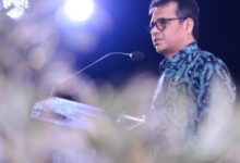 Teropongistana.com Jakarta - Kementerian Komunikasi Dan Digital Memfasilitasi Pelaku Usaha Mikro Kecil Dan Menengah (Umkm) Go Digital Melalui Program Digital Talent Scholarship (Dts). Pelaksanaan Pelatihan Itu Melibatkan Ekosistem Platform Digital Di Indonesia. Wakil Menteri Komdigi Nezar Patria Menyatakan Melalui Program Itu, Kementerian Komdigi Telah Memfasilitasi Ratusan Ribu Pelaku Umkm Meningkatkan Omzet Dan Membuka Peluang Ekspor Ke Pasar Global. “Ada Satu Startup Namanya Evernote, Sekitar 300 Ribu Umkm Yang Ikutan Di Dalam Platform Itu Yang Rata-Rata Omset-Nya Bisa Mulai Dari Rp50 Juta, Kemudian Dalam Waktu Dua Tahun Bisa Sampai Rp5 Miliar Dan Bisa Mengekspor Produk-Produknya Ke Global,” Jelasnya Dalam Talkshow Strategi Meningkatkan Kapasitas Dan Daya Saing Umkm Di Era Digital Di Universitas Pertamina, Jakarta Selatan, Jumat (28/02/2025). Oleh Karena Itu, Nezar Patria Mendorong Pelaku Umkm Binaan Pertamina Foundation Dapat Siap Bertarung Di Pasar Nasional Hingga Global. Menurutnya, Dengan Pelatihan Yang Cukup Pengalaman Berbisnis Pelaku Umkm Akan Mampu Dalam Menghadapi Berbagai Macam Tantangan. “Pengalaman Dalam Berbisnis Ini Akan Membuat Satu Wisdom Sendiri. Umkm Dapat Mengetahui Apa Masalahnya, Dari Soal Bagaimana Strategi Finansialnya, Strategi Produksi, Strategi Marketing Yang Tepat,” Jelasnya. Dinamika Digitalisasi Saat Ini Menjadi Peluang Bagi Pelaku Umkm Untuk Memanfaatkan Ekosistem Platform Digital. Menurut Wamen Nezar Patria, Kementerian Komdigi Siap Membuka Kesempatan Bagi Setiap Pelaku Umkm Di Indonesia Untuk Memanfaatkan Program Pelatihan Umkm Go Digital. “Saya Ingin Umkm Go To Market, Masuk Ke Pasar Dan Kita Di Komdigi Siap Membantu Bekerja Sama Untuk Bagaimana Umkm Go Digital. Jadi Dari Strategi Marketingnya, Bagaimana Masuk Ke Platform, Kita Akan Coba Connect-Kan Dengan Ekosistem Startup,” Tuturnya. Meskipun Penggunaan Platform Digital Bagi Umkm Telah Bertumbuh Signifikan, Namun Nilai Ekspor Umkm Indonesia Di Tingkat Asean Masih Rendah. Oleh Karena Itu, Wamen Nezar Patria Kembali Mengajak Pelaku Umkm Untuk Mengambil Setiap Peluang Di Era Digital. “Ekspor Hasil Umkm Kita Di Tingkat Asean Itu Kecil Sekali, Dibandingkan Dengan Beberapa Negara Tetangga. Jadi, Mari Sama-Sama Kita Genjot Potensinya Lebih Besar Lagi,” Tandasnya.