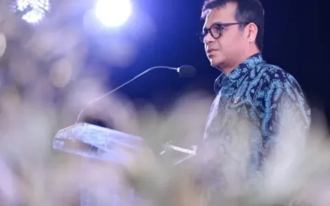 Teropongistana.com Jakarta - Kementerian Komunikasi dan Digital memfasilitasi pelaku Usaha Mikro Kecil dan Menengah (UMKM) Go Digital melalui Program Digital Talent Scholarship (DTS). Pelaksanaan pelatihan itu melibatkan ekosistem platform digital di Indonesia. Wakil Menteri Komdigi Nezar Patria menyatakan melalui program itu, Kementerian Komdigi telah memfasilitasi ratusan ribu pelaku UMKM meningkatkan omzet dan membuka peluang ekspor ke pasar global. “Ada satu startup namanya Evernote, sekitar 300 ribu UMKM yang ikutan di dalam platform itu yang rata-rata omset-nya bisa mulai dari Rp50 juta, kemudian dalam waktu dua tahun bisa sampai Rp5 miliar dan bisa mengekspor produk-produknya ke global,” jelasnya dalam Talkshow Strategi Meningkatkan Kapasitas dan Daya Saing UMKM di Era Digital di Universitas Pertamina, Jakarta Selatan, Jumat (28/02/2025). Oleh karena itu, Nezar Patria mendorong pelaku UMKM binaan Pertamina Foundation dapat siap bertarung di pasar nasional hingga global. Menurutnya, dengan pelatihan yang cukup pengalaman berbisnis pelaku UMKM akan mampu dalam menghadapi berbagai macam tantangan. “Pengalaman dalam berbisnis ini akan membuat satu wisdom sendiri. UMKM dapat mengetahui apa masalahnya, dari soal bagaimana strategi finansialnya, strategi produksi, strategi marketing yang tepat,” jelasnya. Dinamika digitalisasi saat ini menjadi peluang bagi pelaku UMKM untuk memanfaatkan ekosistem platform digital. Menurut Wamen Nezar Patria, Kementerian Komdigi siap membuka kesempatan bagi setiap pelaku UMKM di Indonesia untuk memanfaatkan program pelatihan UMKM Go Digital. “Saya ingin UMKM go to market, masuk ke pasar dan kita di Komdigi siap membantu bekerja sama untuk bagaimana UMKM Go Digital. Jadi dari strategi marketingnya, bagaimana masuk ke platform, kita akan coba connect-kan dengan ekosistem startup,” tuturnya. Meskipun penggunaan platform digital bagi UMKM telah bertumbuh signifikan, namun nilai ekspor UMKM Indonesia di tingkat ASEAN masih rendah. Oleh karena itu, Wamen Nezar Patria kembali mengajak pelaku UMKM untuk mengambil setiap peluang di era digital. “Ekspor hasil UMKM kita di tingkat ASEAN itu kecil sekali, dibandingkan dengan beberapa negara tetangga. Jadi, mari sama-sama kita genjot potensinya lebih besar lagi,” tandasnya.