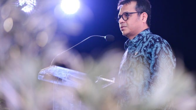 Teropongistana.com Jakarta - Kementerian Komunikasi Dan Digital Memfasilitasi Pelaku Usaha Mikro Kecil Dan Menengah (Umkm) Go Digital Melalui Program Digital Talent Scholarship (Dts). Pelaksanaan Pelatihan Itu Melibatkan Ekosistem Platform Digital Di Indonesia. Wakil Menteri Komdigi Nezar Patria Menyatakan Melalui Program Itu, Kementerian Komdigi Telah Memfasilitasi Ratusan Ribu Pelaku Umkm Meningkatkan Omzet Dan Membuka Peluang Ekspor Ke Pasar Global. “Ada Satu Startup Namanya Evernote, Sekitar 300 Ribu Umkm Yang Ikutan Di Dalam Platform Itu Yang Rata-Rata Omset-Nya Bisa Mulai Dari Rp50 Juta, Kemudian Dalam Waktu Dua Tahun Bisa Sampai Rp5 Miliar Dan Bisa Mengekspor Produk-Produknya Ke Global,” Jelasnya Dalam Talkshow Strategi Meningkatkan Kapasitas Dan Daya Saing Umkm Di Era Digital Di Universitas Pertamina, Jakarta Selatan, Jumat (28/02/2025). Oleh Karena Itu, Nezar Patria Mendorong Pelaku Umkm Binaan Pertamina Foundation Dapat Siap Bertarung Di Pasar Nasional Hingga Global. Menurutnya, Dengan Pelatihan Yang Cukup Pengalaman Berbisnis Pelaku Umkm Akan Mampu Dalam Menghadapi Berbagai Macam Tantangan. “Pengalaman Dalam Berbisnis Ini Akan Membuat Satu Wisdom Sendiri. Umkm Dapat Mengetahui Apa Masalahnya, Dari Soal Bagaimana Strategi Finansialnya, Strategi Produksi, Strategi Marketing Yang Tepat,” Jelasnya. Dinamika Digitalisasi Saat Ini Menjadi Peluang Bagi Pelaku Umkm Untuk Memanfaatkan Ekosistem Platform Digital. Menurut Wamen Nezar Patria, Kementerian Komdigi Siap Membuka Kesempatan Bagi Setiap Pelaku Umkm Di Indonesia Untuk Memanfaatkan Program Pelatihan Umkm Go Digital. “Saya Ingin Umkm Go To Market, Masuk Ke Pasar Dan Kita Di Komdigi Siap Membantu Bekerja Sama Untuk Bagaimana Umkm Go Digital. Jadi Dari Strategi Marketingnya, Bagaimana Masuk Ke Platform, Kita Akan Coba Connect-Kan Dengan Ekosistem Startup,” Tuturnya. Meskipun Penggunaan Platform Digital Bagi Umkm Telah Bertumbuh Signifikan, Namun Nilai Ekspor Umkm Indonesia Di Tingkat Asean Masih Rendah. Oleh Karena Itu, Wamen Nezar Patria Kembali Mengajak Pelaku Umkm Untuk Mengambil Setiap Peluang Di Era Digital. “Ekspor Hasil Umkm Kita Di Tingkat Asean Itu Kecil Sekali, Dibandingkan Dengan Beberapa Negara Tetangga. Jadi, Mari Sama-Sama Kita Genjot Potensinya Lebih Besar Lagi,” Tandasnya.