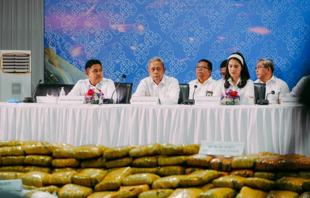 Kemensos Rehabilitasi Korban Penyalahgunaan Narkotika Teropongistana.com Jakarta - Menegaskan Komitmennya Dalam Desk Pemberantasan Narkoba Dengan Memberikan Dukungan Penuh Terhadap Rehabilitasi Sosial Bagi Korban Penyalahgunaan Narkotika. Komitmen Ini Disampaikan Wakil Menteri Sosial (Wamensos) Agus Jabo Priyono Di Sela Agenda Konferensi Pers Penindakan Desk Pemberantasan Narkoba Dan Live Penggeledahan Serentak Yang Digelar Badan Narkotika Nasional (Bnn), Senin (3/3/2025). Dalam Kesempatan Ini, Bnn Mempublikasikan Hasil Penindakan Dengan Nilai Barang Bukti Yang Mencapai Rp1 Triliun. Menteri Koordinator Bidang Politik Dan Keamanan (Menko Polkam) Budi Gunawan Menyatakan Penindakan Ini Merupakan Bagian Dari Kerja Sama Lintas Sektoral Yang Terus Diperkuat Demi Menyelamatkan Generasi Bangsa Dari Bahaya Narkoba. Kepala Bnn Marthinus Hukom Merinci Sepanjang Februari 2025, Bnn Telah Mengungkap 14 Kasus Peredaran Narkotika Dengan 37 Tersangka. Sejumlah Barang Bukti Yang Disita Meliputi 201.290,22 Gram Sabu, 894.330 Gram Ganja, 303.188 Butir Ekstasi Yang Setara Dengan 115.211,65 Gram. Tak Hanya Narkotika, Bnn Juga Menyita Aset Terkait Peredaran Gelap Narkoba, Di Antaranya 16 Unit Mobil Dan 4 Unit Sepeda Motor. “Berdasarkan Barang Bukti Narkotika Yang Disita, Kita Telah Berhasil Mencegah Perputaran Uang Untuk Pembelian Narkotika Sebesar Kurang Lebih Rp1 Triliun, Sekaligus Mencegah Kurang Lebih 1,4 Juta Orang Yang Berpotensi Akan Menyalahgunakan Narkotika,” Kata Marthinus. Ia Mengajak Masyarakat Untuk Tidak Ragu Melaporkan Anggota Keluarga Atau Sanak Saudara Yang Terindikasi Menggunakan Narkoba Dan Dijamin Tidak Akan Diproses Hukum. &Quot;Saya Mengimbau Kepada Seluruh Lapisan Masyarakat, Yang Anggota Keluarganya Terjerat Penyalahgunaan Narkoba, Agar Dengan Kerelaan Melaporkan Diri Ke Institusi Penerima Wajib Lapor (Ipwl) Untuk Mendapatkan Perawatan Rehabilitasi,&Quot; Kata Marthinus. Dari Sini Selanjutnya Korban Akan Mendapatkan Rehabilitasi, Termasuk Rehabilitasi Sosial Yang Digawangi Kemensos Sebagai Bagian Dari Desk Pemberantasan Narkoba. Kemensos Sendiri Telah Berperan Aktif Dalam Rehabilitasi Sosial Bagi Korban Penyalahgunaan Narkotika Dan Zat Adiktif (Napza). Wamensos Agus Jabo Priyono Dalam Berbagai Kesempatan Menekankan Bahwa Korban Penyalahgunaan Narkoba Termasuk Dalam 12 Pemerlu Atensi Sosial (Pas) Yang Menjadi Sasaran Utama Program Kemensos. Kemensos Juga Memiliki Unit Pelaksana Teknis (Upt) Sentra Dan Sentra Terpadu Di Seluruh Indonesia Yang Memberikan Layanan Rehabilitasi Sosial Bagi Korban Penyalahgunaan Napza.