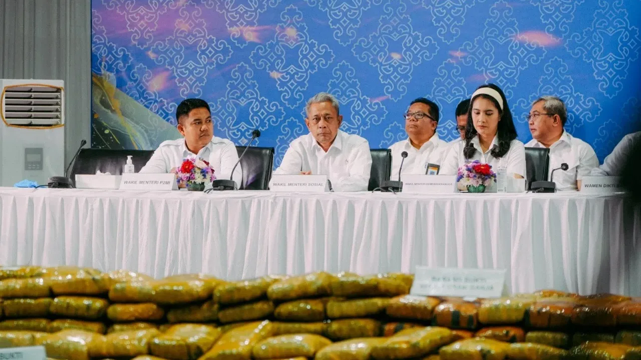 Kemensos Rehabilitasi Korban Penyalahgunaan Narkotika Teropongistana.com Jakarta - Menegaskan komitmennya dalam Desk Pemberantasan Narkoba dengan memberikan dukungan penuh terhadap rehabilitasi sosial bagi korban penyalahgunaan narkotika. Komitmen ini disampaikan Wakil Menteri Sosial (Wamensos) Agus Jabo Priyono di sela agenda konferensi pers Penindakan Desk Pemberantasan Narkoba dan Live Penggeledahan Serentak yang digelar Badan Narkotika Nasional (BNN), Senin (3/3/2025). Dalam kesempatan ini, BNN mempublikasikan hasil penindakan dengan nilai barang bukti yang mencapai Rp1 triliun. Menteri Koordinator Bidang Politik dan Keamanan (Menko Polkam) Budi Gunawan menyatakan penindakan ini merupakan bagian dari kerja sama lintas sektoral yang terus diperkuat demi menyelamatkan generasi bangsa dari bahaya narkoba. Kepala BNN Marthinus Hukom merinci sepanjang Februari 2025, BNN telah mengungkap 14 kasus peredaran narkotika dengan 37 tersangka. Sejumlah barang bukti yang disita meliputi 201.290,22 gram sabu, 894.330 gram ganja, 303.188 butir ekstasi yang setara dengan 115.211,65 gram. Tak hanya narkotika, BNN juga menyita aset terkait peredaran gelap narkoba, di antaranya 16 unit mobil dan 4 unit sepeda motor. “Berdasarkan barang bukti narkotika yang disita, kita telah berhasil mencegah perputaran uang untuk pembelian narkotika sebesar kurang lebih Rp1 triliun, sekaligus mencegah kurang lebih 1,4 juta orang yang berpotensi akan menyalahgunakan narkotika,” kata Marthinus. Ia mengajak masyarakat untuk tidak ragu melaporkan anggota keluarga atau sanak saudara yang terindikasi menggunakan narkoba dan dijamin tidak akan diproses hukum. "Saya mengimbau kepada seluruh lapisan masyarakat, yang anggota keluarganya terjerat penyalahgunaan narkoba, agar dengan kerelaan melaporkan diri ke Institusi Penerima Wajib Lapor (IPWL) untuk mendapatkan perawatan rehabilitasi," kata Marthinus. Dari sini selanjutnya korban akan mendapatkan rehabilitasi, termasuk rehabilitasi sosial yang digawangi Kemensos sebagai bagian dari Desk Pemberantasan Narkoba. Kemensos sendiri telah berperan aktif dalam rehabilitasi sosial bagi korban penyalahgunaan narkotika dan zat adiktif (NAPZA). Wamensos Agus Jabo Priyono dalam berbagai kesempatan menekankan bahwa korban penyalahgunaan narkoba termasuk dalam 12 Pemerlu Atensi Sosial (PAS) yang menjadi sasaran utama program Kemensos. Kemensos juga memiliki Unit Pelaksana Teknis (UPT) Sentra dan Sentra Terpadu di seluruh Indonesia yang memberikan layanan rehabilitasi sosial bagi korban penyalahgunaan NAPZA.