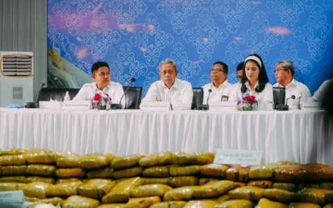 Kemensos Rehabilitasi Korban Penyalahgunaan Narkotika Teropongistana.com Jakarta - Menegaskan komitmennya dalam Desk Pemberantasan Narkoba dengan memberikan dukungan penuh terhadap rehabilitasi sosial bagi korban penyalahgunaan narkotika. Komitmen ini disampaikan Wakil Menteri Sosial (Wamensos) Agus Jabo Priyono di sela agenda konferensi pers Penindakan Desk Pemberantasan Narkoba dan Live Penggeledahan Serentak yang digelar Badan Narkotika Nasional (BNN), Senin (3/3/2025). Dalam kesempatan ini, BNN mempublikasikan hasil penindakan dengan nilai barang bukti yang mencapai Rp1 triliun. Menteri Koordinator Bidang Politik dan Keamanan (Menko Polkam) Budi Gunawan menyatakan penindakan ini merupakan bagian dari kerja sama lintas sektoral yang terus diperkuat demi menyelamatkan generasi bangsa dari bahaya narkoba. Kepala BNN Marthinus Hukom merinci sepanjang Februari 2025, BNN telah mengungkap 14 kasus peredaran narkotika dengan 37 tersangka. Sejumlah barang bukti yang disita meliputi 201.290,22 gram sabu, 894.330 gram ganja, 303.188 butir ekstasi yang setara dengan 115.211,65 gram. Tak hanya narkotika, BNN juga menyita aset terkait peredaran gelap narkoba, di antaranya 16 unit mobil dan 4 unit sepeda motor. “Berdasarkan barang bukti narkotika yang disita, kita telah berhasil mencegah perputaran uang untuk pembelian narkotika sebesar kurang lebih Rp1 triliun, sekaligus mencegah kurang lebih 1,4 juta orang yang berpotensi akan menyalahgunakan narkotika,” kata Marthinus. Ia mengajak masyarakat untuk tidak ragu melaporkan anggota keluarga atau sanak saudara yang terindikasi menggunakan narkoba dan dijamin tidak akan diproses hukum. "Saya mengimbau kepada seluruh lapisan masyarakat, yang anggota keluarganya terjerat penyalahgunaan narkoba, agar dengan kerelaan melaporkan diri ke Institusi Penerima Wajib Lapor (IPWL) untuk mendapatkan perawatan rehabilitasi," kata Marthinus. Dari sini selanjutnya korban akan mendapatkan rehabilitasi, termasuk rehabilitasi sosial yang digawangi Kemensos sebagai bagian dari Desk Pemberantasan Narkoba. Kemensos sendiri telah berperan aktif dalam rehabilitasi sosial bagi korban penyalahgunaan narkotika dan zat adiktif (NAPZA). Wamensos Agus Jabo Priyono dalam berbagai kesempatan menekankan bahwa korban penyalahgunaan narkoba termasuk dalam 12 Pemerlu Atensi Sosial (PAS) yang menjadi sasaran utama program Kemensos. Kemensos juga memiliki Unit Pelaksana Teknis (UPT) Sentra dan Sentra Terpadu di seluruh Indonesia yang memberikan layanan rehabilitasi sosial bagi korban penyalahgunaan NAPZA.