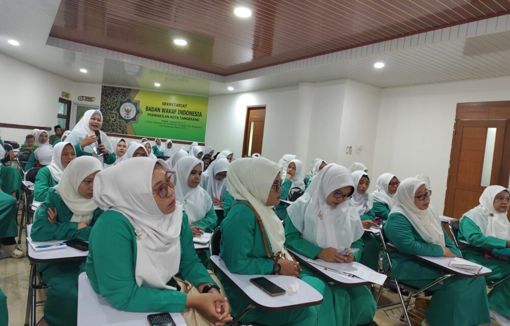 Gebyar Ramadhan, Ketua Umum Pp Fatayat Nu Ajak Pc Fatayat Se Banten Bedah Hasil Konbes Teroponongistana.com Tangerang -  Pimpinan Cabang Fatayat Nu Kota Tangerang Mengundang Semua Pc Fatayat Se Banten Untuk Bedah Hasil Konferensi Besar Pimpinan Pusat Fatayat Nu. Acara Dilaksanakan Di Kantor Majelis Ulama Indonesia Kota Tangerang, Senin 3/3/2025. Menurut Ketua Pc Fatayat Nu Kota Tangerang Noni Menawati, Acara Ini Bertujuan Untuk Memberikan Pemahaman Dan Pengetahuan Kepada Pengurus Fatayat Nu Se Banten Tentang Cara Berorganisasi Di Fatayat Yang Baik Dan Benar. Isinya Adalah Soal Sistem Pengkaderan, Pembentukan Garfa, Pembentukan Koperasi, Lembaga Dakwah, Yaitu (Ihf: Ikatan Hafidhah Fatayat), Dan (Fordaf: Forum Da’iyah Fatayat), Dan Lain Lain. “Kami Mengundang Pengurus Pc Fatayat Nu Se Banten Untuk Membedah Hasil Konferensi Besar Pp Fatayat Nu Beberapa Waktu Yang Lalu, Agar Semua Penggurus Mempunyai Pemahaman Dan Pengetahuan Yang Sama Terkait Aturan Dan Program Kerja Fatayat Nu,” Ujar Noni. Sebelum Acara Dimulai, Ketua Umum Pimpinan Pusat Fatayat Nu Margaret Aliyatul Maimunah Memberikan Arahan Dan Apresiasinya Kepada Pc Fatayat Se Banten Yang Hadir Dalam Acara Bedah Hasil Konbes Ini, Khususnya Pc Fatayat Nu Kota Tangerang Dan Juga Pemerintah Kota Tangerang Dalam Hal Ini Dispora Kota Tangerang Yang Telah Memfasilitasi Kegiatan Ini. “Saya Memberikan Apresiasi Kepada Pc Fatayat Se Banten, Meskipun Jarak Yang Jauh Dan Dalam Kondisi Puasa Semua Bisa Hadir, Khususnya Pc Fatayat Kota Tangerang Selaku Tuan Runah Dan Pemerintah Kota Tangerang Dalam Hal Ini Dispora Yang Telah Memfasilitasi Kegiatan Ini,” Ujar Komisioner Kpai Ini. Margaret Menyampaikan Bahwa, Konbes Yg Diadakan Bulan Desember 2024 Selama 3 Hari Menghasilkan 8 Buku Panduan Fatayat. Akan Tetapi 8 Buku Tersebut Akan Sia-Sia Jika Isinya Tidak Tersampaikan Kepada Para Pengurus Di Bawah. Untuk Itulah Acara Bedah Hasil Konbes Ini Penting Untuk Dilaksanakan Dan Pc Fatayat Se Banten Menjadi Acara Perdana Acara Tersebut. Acara Ini, Kata Margareth, Berawal Dari Keresahan Saya Selaku Ketua Umum Pp Fatayat Karena Masih Banyak Pengurus Yang Belum Memahami Secara Utuh Terkait Fatayat Dan Program-Programnya. Untuk Itulah Acara Ini Di Harapkan Bisa Memberikan Pemahaman Yang Komprehensif Kepada Pengurus Di Semua Tingkatan. “Saya Resah Jika Hasil Dari Konbes Tidak Tersampaikan Kepada Para Pengurus Fatayat Di Bawah, Dan Realitasnya Masih Banyak Pengurus Yang Belum Memahami Fatayat Secara Komprehensif. Kebetulan Pc Fatayat Kota Tangerang Laporan Akan Ada Acara Gebyar Ramadhan Kariim Selama Seminggu, Akhirnya Saya Minta Disisipkan Sehari Untuk Acara Bedah Hasil Konbes Ini Dan Fatayat Banten Menjadi Acara Yang Perdana,” Ungkap Cicit Mbah Bisri Sansuri Ini. Sementara Itu Ketua Panitia Gebyar Ramadhan Kariim Pc Fatayat Nu Lia Malikha Menyampaikan Bahwa Acara Ini Merupakan Kegiatan Tahunan Yg Dilaksanakan Oleh Fatayat Nu Bersama Pemerintah Kota Tangerang Melalui Dispora. Kegiatan Yg Berlangsung Selama Seminggu Ini, Lanjut Lia, Akan Diisi Dengan Bazar Umkm, Pemeriksaan Kesehatan Gratis Bersama Pmi, Lomba Qosidah, Diskusi Panel Mengenai Edukasi Sejak Dini Tentang Potensi Sexual Curroption Pada Anak, Tausiyah Kh Said Aqil Siroj, Lomba Kreasi Parsel, Lomba Tari Ratoh Jaroe, Santunan Ramadhan Bersama Yatim, Moms Talk Bersama Shahnaz Haque, Pelatihan Make Up Gratis, Lomba Grebek Sahur, Lomba Family Fashion, Buka Puasa Bersama Dan Tarawih. Hal Ini Dilakukan Sebagai Syiar Islam Selain Juga Untuk Mengisi Kegiatan Di Bulan Ramadhan Dengan Hal Yang Postif Agar Menambah Keimanan Dan Ketakwaan, Pungkas Lia. Rencananya Semua Peserta Bedah Konbes Di Ajak Keliling Kota Tangerang Dengan Menaiki Bis Jawara Sambil Menikmati Suasana Kota Tangerang Menjelang Ngabuburit Atau Menunggu Berbuka Puasa Menuju Masjid Agung Al Ittihad, Sambung Lia.