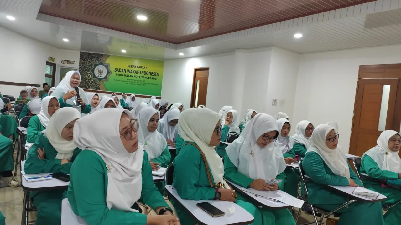 Gebyar Ramadhan, Ketua Umum PP Fatayat NU Ajak PC Fatayat se Banten bedah hasil KonBes Teroponongistana.com Tangerang -  Pimpinan Cabang Fatayat NU Kota Tangerang mengundang semua PC Fatayat se Banten untuk bedah hasil konferensi besar Pimpinan Pusat Fatayat NU. Acara dilaksanakan di kantor Majelis Ulama Indonesia Kota Tangerang, Senin 3/3/2025. Menurut Ketua PC Fatayat NU Kota Tangerang Noni Menawati, acara ini bertujuan untuk memberikan pemahaman dan pengetahuan kepada pengurus Fatayat NU se Banten tentang cara berorganisasi di Fatayat yang baik dan benar. Isinya adalah soal sistem pengkaderan, pembentukan Garfa, pembentukan Koperasi, Lembaga Dakwah, yaitu (IHF: Ikatan Hafidhah Fatayat), dan (Fordaf: Forum Da’iyah Fatayat), dan lain lain. “Kami mengundang pengurus PC Fatayat NU se Banten untuk membedah hasil konferensi besar PP Fatayat NU beberapa waktu yang lalu, agar semua penggurus mempunyai pemahaman dan pengetahuan yang sama terkait aturan dan program kerja Fatayat NU,” ujar Noni. Sebelum acara dimulai, Ketua Umum Pimpinan Pusat Fatayat NU Margaret Aliyatul Maimunah memberikan arahan dan apresiasinya kepada PC Fatayat se Banten yang hadir dalam acara bedah hasil Konbes ini, khususnya PC Fatayat NU Kota Tangerang dan juga Pemerintah Kota Tangerang dalam hal ini Dispora Kota Tangerang yang telah memfasilitasi kegiatan ini. “Saya memberikan apresiasi kepada PC Fatayat se Banten, meskipun jarak yang jauh dan dalam kondisi puasa semua bisa hadir, khususnya PC Fatayat Kota Tangerang selaku tuan runah dan pemerintah Kota Tangerang dalam hal ini Dispora yang telah memfasilitasi kegiatan ini,” ujar Komisioner KPAI ini. Margaret menyampaikan bahwa, Konbes yg diadakan bulan Desember 2024 selama 3 hari menghasilkan 8 buku panduan Fatayat. Akan tetapi 8 buku tersebut akan sia-sia jika isinya tidak tersampaikan kepada para pengurus di bawah. Untuk itulah acara bedah hasil Konbes ini penting untuk dilaksanakan dan PC Fatayat se Banten menjadi acara perdana acara tersebut. Acara ini, kata Margareth, berawal dari keresahan saya selaku Ketua Umum PP Fatayat karena masih banyak pengurus yang belum memahami secara utuh terkait Fatayat dan program-programnya. Untuk itulah acara ini di harapkan bisa memberikan pemahaman yang komprehensif kepada pengurus di semua tingkatan. “Saya resah jika hasil dari Konbes tidak tersampaikan kepada para pengurus Fatayat di bawah, dan realitasnya masih banyak pengurus yang belum memahami Fatayat secara komprehensif. Kebetulan PC Fatayat Kota Tangerang laporan akan ada acara Gebyar Ramadhan Kariim selama seminggu, akhirnya saya minta disisipkan sehari untuk acara bedah hasil konbes ini dan Fatayat Banten menjadi acara yang perdana,” ungkap Cicit Mbah Bisri Sansuri ini. Sementara itu Ketua Panitia Gebyar Ramadhan Kariim PC Fatayat NU Lia Malikha menyampaikan bahwa acara ini merupakan kegiatan tahunan yg dilaksanakan oleh Fatayat NU bersama Pemerintah Kota Tangerang melalui Dispora. Kegiatan yg berlangsung selama seminggu ini, lanjut Lia, akan diisi dengan bazar UMKM, pemeriksaan kesehatan gratis bersama PMI, lomba qosidah, diskusi panel mengenai edukasi sejak dini tentang potensi sexual curroption pada anak, tausiyah KH Said Aqil Siroj, lomba kreasi parsel, lomba tari Ratoh Jaroe, santunan Ramadhan bersama yatim, moms talk bersama Shahnaz Haque, pelatihan make up gratis, lomba grebek sahur, lomba family fashion, buka puasa bersama dan tarawih. Hal ini dilakukan sebagai syiar Islam selain juga untuk mengisi kegiatan di bulan Ramadhan dengan hal yang postif agar menambah keimanan dan ketakwaan, pungkas Lia. Rencananya semua peserta bedah konbes di ajak keliling kota Tangerang dengan menaiki bis Jawara sambil menikmati suasana Kota Tangerang menjelang ngabuburit atau menunggu berbuka puasa menuju Masjid Agung Al Ittihad, sambung Lia.