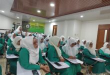 Gebyar Ramadhan, Ketua Umum Pp Fatayat Nu Ajak Pc Fatayat Se Banten Bedah Hasil Konbes Teroponongistana.com Tangerang -  Pimpinan Cabang Fatayat Nu Kota Tangerang Mengundang Semua Pc Fatayat Se Banten Untuk Bedah Hasil Konferensi Besar Pimpinan Pusat Fatayat Nu. Acara Dilaksanakan Di Kantor Majelis Ulama Indonesia Kota Tangerang, Senin 3/3/2025. Menurut Ketua Pc Fatayat Nu Kota Tangerang Noni Menawati, Acara Ini Bertujuan Untuk Memberikan Pemahaman Dan Pengetahuan Kepada Pengurus Fatayat Nu Se Banten Tentang Cara Berorganisasi Di Fatayat Yang Baik Dan Benar. Isinya Adalah Soal Sistem Pengkaderan, Pembentukan Garfa, Pembentukan Koperasi, Lembaga Dakwah, Yaitu (Ihf: Ikatan Hafidhah Fatayat), Dan (Fordaf: Forum Da’iyah Fatayat), Dan Lain Lain. “Kami Mengundang Pengurus Pc Fatayat Nu Se Banten Untuk Membedah Hasil Konferensi Besar Pp Fatayat Nu Beberapa Waktu Yang Lalu, Agar Semua Penggurus Mempunyai Pemahaman Dan Pengetahuan Yang Sama Terkait Aturan Dan Program Kerja Fatayat Nu,” Ujar Noni. Sebelum Acara Dimulai, Ketua Umum Pimpinan Pusat Fatayat Nu Margaret Aliyatul Maimunah Memberikan Arahan Dan Apresiasinya Kepada Pc Fatayat Se Banten Yang Hadir Dalam Acara Bedah Hasil Konbes Ini, Khususnya Pc Fatayat Nu Kota Tangerang Dan Juga Pemerintah Kota Tangerang Dalam Hal Ini Dispora Kota Tangerang Yang Telah Memfasilitasi Kegiatan Ini. “Saya Memberikan Apresiasi Kepada Pc Fatayat Se Banten, Meskipun Jarak Yang Jauh Dan Dalam Kondisi Puasa Semua Bisa Hadir, Khususnya Pc Fatayat Kota Tangerang Selaku Tuan Runah Dan Pemerintah Kota Tangerang Dalam Hal Ini Dispora Yang Telah Memfasilitasi Kegiatan Ini,” Ujar Komisioner Kpai Ini. Margaret Menyampaikan Bahwa, Konbes Yg Diadakan Bulan Desember 2024 Selama 3 Hari Menghasilkan 8 Buku Panduan Fatayat. Akan Tetapi 8 Buku Tersebut Akan Sia-Sia Jika Isinya Tidak Tersampaikan Kepada Para Pengurus Di Bawah. Untuk Itulah Acara Bedah Hasil Konbes Ini Penting Untuk Dilaksanakan Dan Pc Fatayat Se Banten Menjadi Acara Perdana Acara Tersebut. Acara Ini, Kata Margareth, Berawal Dari Keresahan Saya Selaku Ketua Umum Pp Fatayat Karena Masih Banyak Pengurus Yang Belum Memahami Secara Utuh Terkait Fatayat Dan Program-Programnya. Untuk Itulah Acara Ini Di Harapkan Bisa Memberikan Pemahaman Yang Komprehensif Kepada Pengurus Di Semua Tingkatan. “Saya Resah Jika Hasil Dari Konbes Tidak Tersampaikan Kepada Para Pengurus Fatayat Di Bawah, Dan Realitasnya Masih Banyak Pengurus Yang Belum Memahami Fatayat Secara Komprehensif. Kebetulan Pc Fatayat Kota Tangerang Laporan Akan Ada Acara Gebyar Ramadhan Kariim Selama Seminggu, Akhirnya Saya Minta Disisipkan Sehari Untuk Acara Bedah Hasil Konbes Ini Dan Fatayat Banten Menjadi Acara Yang Perdana,” Ungkap Cicit Mbah Bisri Sansuri Ini. Sementara Itu Ketua Panitia Gebyar Ramadhan Kariim Pc Fatayat Nu Lia Malikha Menyampaikan Bahwa Acara Ini Merupakan Kegiatan Tahunan Yg Dilaksanakan Oleh Fatayat Nu Bersama Pemerintah Kota Tangerang Melalui Dispora. Kegiatan Yg Berlangsung Selama Seminggu Ini, Lanjut Lia, Akan Diisi Dengan Bazar Umkm, Pemeriksaan Kesehatan Gratis Bersama Pmi, Lomba Qosidah, Diskusi Panel Mengenai Edukasi Sejak Dini Tentang Potensi Sexual Curroption Pada Anak, Tausiyah Kh Said Aqil Siroj, Lomba Kreasi Parsel, Lomba Tari Ratoh Jaroe, Santunan Ramadhan Bersama Yatim, Moms Talk Bersama Shahnaz Haque, Pelatihan Make Up Gratis, Lomba Grebek Sahur, Lomba Family Fashion, Buka Puasa Bersama Dan Tarawih. Hal Ini Dilakukan Sebagai Syiar Islam Selain Juga Untuk Mengisi Kegiatan Di Bulan Ramadhan Dengan Hal Yang Postif Agar Menambah Keimanan Dan Ketakwaan, Pungkas Lia. Rencananya Semua Peserta Bedah Konbes Di Ajak Keliling Kota Tangerang Dengan Menaiki Bis Jawara Sambil Menikmati Suasana Kota Tangerang Menjelang Ngabuburit Atau Menunggu Berbuka Puasa Menuju Masjid Agung Al Ittihad, Sambung Lia.