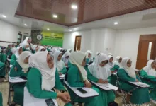 Gebyar Ramadhan, Ketua Umum PP Fatayat NU Ajak PC Fatayat se Banten bedah hasil KonBes Teroponongistana.com Tangerang -  Pimpinan Cabang Fatayat NU Kota Tangerang mengundang semua PC Fatayat se Banten untuk bedah hasil konferensi besar Pimpinan Pusat Fatayat NU. Acara dilaksanakan di kantor Majelis Ulama Indonesia Kota Tangerang, Senin 3/3/2025. Menurut Ketua PC Fatayat NU Kota Tangerang Noni Menawati, acara ini bertujuan untuk memberikan pemahaman dan pengetahuan kepada pengurus Fatayat NU se Banten tentang cara berorganisasi di Fatayat yang baik dan benar. Isinya adalah soal sistem pengkaderan, pembentukan Garfa, pembentukan Koperasi, Lembaga Dakwah, yaitu (IHF: Ikatan Hafidhah Fatayat), dan (Fordaf: Forum Da’iyah Fatayat), dan lain lain. “Kami mengundang pengurus PC Fatayat NU se Banten untuk membedah hasil konferensi besar PP Fatayat NU beberapa waktu yang lalu, agar semua penggurus mempunyai pemahaman dan pengetahuan yang sama terkait aturan dan program kerja Fatayat NU,” ujar Noni. Sebelum acara dimulai, Ketua Umum Pimpinan Pusat Fatayat NU Margaret Aliyatul Maimunah memberikan arahan dan apresiasinya kepada PC Fatayat se Banten yang hadir dalam acara bedah hasil Konbes ini, khususnya PC Fatayat NU Kota Tangerang dan juga Pemerintah Kota Tangerang dalam hal ini Dispora Kota Tangerang yang telah memfasilitasi kegiatan ini. “Saya memberikan apresiasi kepada PC Fatayat se Banten, meskipun jarak yang jauh dan dalam kondisi puasa semua bisa hadir, khususnya PC Fatayat Kota Tangerang selaku tuan runah dan pemerintah Kota Tangerang dalam hal ini Dispora yang telah memfasilitasi kegiatan ini,” ujar Komisioner KPAI ini. Margaret menyampaikan bahwa, Konbes yg diadakan bulan Desember 2024 selama 3 hari menghasilkan 8 buku panduan Fatayat. Akan tetapi 8 buku tersebut akan sia-sia jika isinya tidak tersampaikan kepada para pengurus di bawah. Untuk itulah acara bedah hasil Konbes ini penting untuk dilaksanakan dan PC Fatayat se Banten menjadi acara perdana acara tersebut. Acara ini, kata Margareth, berawal dari keresahan saya selaku Ketua Umum PP Fatayat karena masih banyak pengurus yang belum memahami secara utuh terkait Fatayat dan program-programnya. Untuk itulah acara ini di harapkan bisa memberikan pemahaman yang komprehensif kepada pengurus di semua tingkatan. “Saya resah jika hasil dari Konbes tidak tersampaikan kepada para pengurus Fatayat di bawah, dan realitasnya masih banyak pengurus yang belum memahami Fatayat secara komprehensif. Kebetulan PC Fatayat Kota Tangerang laporan akan ada acara Gebyar Ramadhan Kariim selama seminggu, akhirnya saya minta disisipkan sehari untuk acara bedah hasil konbes ini dan Fatayat Banten menjadi acara yang perdana,” ungkap Cicit Mbah Bisri Sansuri ini. Sementara itu Ketua Panitia Gebyar Ramadhan Kariim PC Fatayat NU Lia Malikha menyampaikan bahwa acara ini merupakan kegiatan tahunan yg dilaksanakan oleh Fatayat NU bersama Pemerintah Kota Tangerang melalui Dispora. Kegiatan yg berlangsung selama seminggu ini, lanjut Lia, akan diisi dengan bazar UMKM, pemeriksaan kesehatan gratis bersama PMI, lomba qosidah, diskusi panel mengenai edukasi sejak dini tentang potensi sexual curroption pada anak, tausiyah KH Said Aqil Siroj, lomba kreasi parsel, lomba tari Ratoh Jaroe, santunan Ramadhan bersama yatim, moms talk bersama Shahnaz Haque, pelatihan make up gratis, lomba grebek sahur, lomba family fashion, buka puasa bersama dan tarawih. Hal ini dilakukan sebagai syiar Islam selain juga untuk mengisi kegiatan di bulan Ramadhan dengan hal yang postif agar menambah keimanan dan ketakwaan, pungkas Lia. Rencananya semua peserta bedah konbes di ajak keliling kota Tangerang dengan menaiki bis Jawara sambil menikmati suasana Kota Tangerang menjelang ngabuburit atau menunggu berbuka puasa menuju Masjid Agung Al Ittihad, sambung Lia.