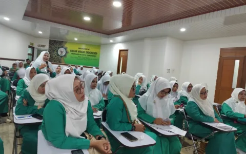 Gebyar Ramadhan, Ketua Umum PP Fatayat NU Ajak PC Fatayat se Banten bedah hasil KonBes Teroponongistana.com Tangerang -  Pimpinan Cabang Fatayat NU Kota Tangerang mengundang semua PC Fatayat se Banten untuk bedah hasil konferensi besar Pimpinan Pusat Fatayat NU. Acara dilaksanakan di kantor Majelis Ulama Indonesia Kota Tangerang, Senin 3/3/2025. Menurut Ketua PC Fatayat NU Kota Tangerang Noni Menawati, acara ini bertujuan untuk memberikan pemahaman dan pengetahuan kepada pengurus Fatayat NU se Banten tentang cara berorganisasi di Fatayat yang baik dan benar. Isinya adalah soal sistem pengkaderan, pembentukan Garfa, pembentukan Koperasi, Lembaga Dakwah, yaitu (IHF: Ikatan Hafidhah Fatayat), dan (Fordaf: Forum Da’iyah Fatayat), dan lain lain. “Kami mengundang pengurus PC Fatayat NU se Banten untuk membedah hasil konferensi besar PP Fatayat NU beberapa waktu yang lalu, agar semua penggurus mempunyai pemahaman dan pengetahuan yang sama terkait aturan dan program kerja Fatayat NU,” ujar Noni. Sebelum acara dimulai, Ketua Umum Pimpinan Pusat Fatayat NU Margaret Aliyatul Maimunah memberikan arahan dan apresiasinya kepada PC Fatayat se Banten yang hadir dalam acara bedah hasil Konbes ini, khususnya PC Fatayat NU Kota Tangerang dan juga Pemerintah Kota Tangerang dalam hal ini Dispora Kota Tangerang yang telah memfasilitasi kegiatan ini. “Saya memberikan apresiasi kepada PC Fatayat se Banten, meskipun jarak yang jauh dan dalam kondisi puasa semua bisa hadir, khususnya PC Fatayat Kota Tangerang selaku tuan runah dan pemerintah Kota Tangerang dalam hal ini Dispora yang telah memfasilitasi kegiatan ini,” ujar Komisioner KPAI ini. Margaret menyampaikan bahwa, Konbes yg diadakan bulan Desember 2024 selama 3 hari menghasilkan 8 buku panduan Fatayat. Akan tetapi 8 buku tersebut akan sia-sia jika isinya tidak tersampaikan kepada para pengurus di bawah. Untuk itulah acara bedah hasil Konbes ini penting untuk dilaksanakan dan PC Fatayat se Banten menjadi acara perdana acara tersebut. Acara ini, kata Margareth, berawal dari keresahan saya selaku Ketua Umum PP Fatayat karena masih banyak pengurus yang belum memahami secara utuh terkait Fatayat dan program-programnya. Untuk itulah acara ini di harapkan bisa memberikan pemahaman yang komprehensif kepada pengurus di semua tingkatan. “Saya resah jika hasil dari Konbes tidak tersampaikan kepada para pengurus Fatayat di bawah, dan realitasnya masih banyak pengurus yang belum memahami Fatayat secara komprehensif. Kebetulan PC Fatayat Kota Tangerang laporan akan ada acara Gebyar Ramadhan Kariim selama seminggu, akhirnya saya minta disisipkan sehari untuk acara bedah hasil konbes ini dan Fatayat Banten menjadi acara yang perdana,” ungkap Cicit Mbah Bisri Sansuri ini. Sementara itu Ketua Panitia Gebyar Ramadhan Kariim PC Fatayat NU Lia Malikha menyampaikan bahwa acara ini merupakan kegiatan tahunan yg dilaksanakan oleh Fatayat NU bersama Pemerintah Kota Tangerang melalui Dispora. Kegiatan yg berlangsung selama seminggu ini, lanjut Lia, akan diisi dengan bazar UMKM, pemeriksaan kesehatan gratis bersama PMI, lomba qosidah, diskusi panel mengenai edukasi sejak dini tentang potensi sexual curroption pada anak, tausiyah KH Said Aqil Siroj, lomba kreasi parsel, lomba tari Ratoh Jaroe, santunan Ramadhan bersama yatim, moms talk bersama Shahnaz Haque, pelatihan make up gratis, lomba grebek sahur, lomba family fashion, buka puasa bersama dan tarawih. Hal ini dilakukan sebagai syiar Islam selain juga untuk mengisi kegiatan di bulan Ramadhan dengan hal yang postif agar menambah keimanan dan ketakwaan, pungkas Lia. Rencananya semua peserta bedah konbes di ajak keliling kota Tangerang dengan menaiki bis Jawara sambil menikmati suasana Kota Tangerang menjelang ngabuburit atau menunggu berbuka puasa menuju Masjid Agung Al Ittihad, sambung Lia.