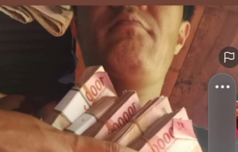 Teropongistana.co Sumatra Utara - Kapolsek Siabu Diduga Kuat Menerima Setoran Dari Pelaku Penganiayan Wartawan 2022 Indometro.id, Kapolsek Siabu Dan Jajarannya Tidak Mengambil Tindakan Tegas Terhadap Pelaku Penganiayan Wartawan Pada Tahun 2022. Pada Saat Dikonfirmasi Oleh Korban Melalui Whatsapp Kanit Reskrim Polsek Siabu Pada Hari Rabu 05.03.2025 Korban Diminta Bersabar Padahal Kasus Ini Sudah Hampir 2 Tahun Berjalan, 7/3. &Quot; Sabar Ya Bang Masih Kita Kejar Pelakunya. Menurut Lesmana Helawa Menjelaskan, Padahal Pelakunya Berkeliaran Dilokasi Tambang, Bahkan Bermain Tiktok Dan Menunjukan Tumpukan Uang Hasil Tambang Ilegal Tersebut Korban Pengeroyokan Pada Tahun 2022 . Curiga Dan Menduga Kuat Pelaku Memberi Setoran Kepada Okmum Polsek Saibu Sehingga Pelaku Penganiaya Dan Penambang Tersebut Masih Berkeliaran Dan Tambang Ilegal Tersebut Terus Beroprasi, Bahkan Bahan Bakar Untuk Mengoperasi Pekerjaan Yang Mereka Gunakan Seperti Solar Bisa Lewat, Kata Dia. Kami Menduga Kapolda Sumatra Utara Dan Jajarannya Sudah Mengantongi Data Atas Maraknya Tambang Ilegal, Tetapi Sengaja Untuk Tidak Melakukan Langkah Hukum. Jalan Menuju Lokasi Tambang Bukit Siayo Desa Tangga Bosi Kabupaten  Mandailing Natal Tersebut Hanya Satu Jalur. Harapan Korban Supaya Para Pelaku  Segera Ditangkap Dan Ditahan Supaya Kasus Ini Segera Selsai Pelaku Di Jebloskan Ke Dalam Jeruji Besi. Nanda Tarigan Gerak 08 Minta Kepada Kapolri Segera Menangkap Pelaku Tambang Emas Ilegal Diwilayah Hukum Polda Sumatara Utara, Karena Kapolda Sumatra Utara Di Anggap Mandul Menindak Tambang Ilegal Tersebut. Gerak 08 Mendesak Kapolri Jenderal Polisi Listyo Sigit Prabowo Agar Mencopot Kapolda Sumatra Utara, Karena Dianggap Tidak Mampu Menindak Para Pelaku Yang Terlibat Dalam Praktik Tambang Ilegal Dan Penganiayan Wartawan. Saat Media Menkonfirmasi Kepada Kanit Reskrim Polsek Saibu Terkait Kasus Penganiayaan Yang Dilakukan Oleh Bos Tambang Ilegal Bungkam.
