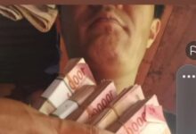 Teropongistana.co Sumatra Utara - Kapolsek Siabu Diduga Kuat Menerima Setoran Dari Pelaku Penganiayan Wartawan 2022 Indometro.id, Kapolsek Siabu Dan Jajarannya Tidak Mengambil Tindakan Tegas Terhadap Pelaku Penganiayan Wartawan Pada Tahun 2022. Pada Saat Dikonfirmasi Oleh Korban Melalui Whatsapp Kanit Reskrim Polsek Siabu Pada Hari Rabu 05.03.2025 Korban Diminta Bersabar Padahal Kasus Ini Sudah Hampir 2 Tahun Berjalan, 7/3. &Quot; Sabar Ya Bang Masih Kita Kejar Pelakunya. Menurut Lesmana Helawa Menjelaskan, Padahal Pelakunya Berkeliaran Dilokasi Tambang, Bahkan Bermain Tiktok Dan Menunjukan Tumpukan Uang Hasil Tambang Ilegal Tersebut Korban Pengeroyokan Pada Tahun 2022 . Curiga Dan Menduga Kuat Pelaku Memberi Setoran Kepada Okmum Polsek Saibu Sehingga Pelaku Penganiaya Dan Penambang Tersebut Masih Berkeliaran Dan Tambang Ilegal Tersebut Terus Beroprasi, Bahkan Bahan Bakar Untuk Mengoperasi Pekerjaan Yang Mereka Gunakan Seperti Solar Bisa Lewat, Kata Dia. Kami Menduga Kapolda Sumatra Utara Dan Jajarannya Sudah Mengantongi Data Atas Maraknya Tambang Ilegal, Tetapi Sengaja Untuk Tidak Melakukan Langkah Hukum. Jalan Menuju Lokasi Tambang Bukit Siayo Desa Tangga Bosi Kabupaten  Mandailing Natal Tersebut Hanya Satu Jalur. Harapan Korban Supaya Para Pelaku  Segera Ditangkap Dan Ditahan Supaya Kasus Ini Segera Selsai Pelaku Di Jebloskan Ke Dalam Jeruji Besi. Nanda Tarigan Gerak 08 Minta Kepada Kapolri Segera Menangkap Pelaku Tambang Emas Ilegal Diwilayah Hukum Polda Sumatara Utara, Karena Kapolda Sumatra Utara Di Anggap Mandul Menindak Tambang Ilegal Tersebut. Gerak 08 Mendesak Kapolri Jenderal Polisi Listyo Sigit Prabowo Agar Mencopot Kapolda Sumatra Utara, Karena Dianggap Tidak Mampu Menindak Para Pelaku Yang Terlibat Dalam Praktik Tambang Ilegal Dan Penganiayan Wartawan. Saat Media Menkonfirmasi Kepada Kanit Reskrim Polsek Saibu Terkait Kasus Penganiayaan Yang Dilakukan Oleh Bos Tambang Ilegal Bungkam.