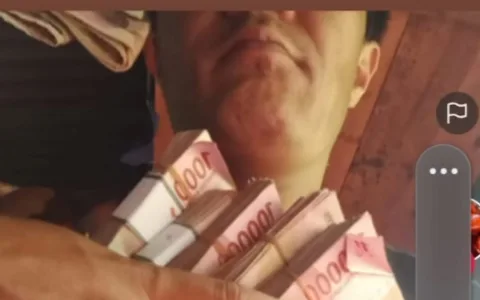 Teropongistana.co Sumatra Utara - Kapolsek Siabu Diduga kuat menerima setoran dari Pelaku Penganiayan wartawan 2022 Indometro.id, Kapolsek Siabu dan jajarannya tidak mengambil tindakan tegas terhadap Pelaku Penganiayan wartawan pada tahun 2022. Pada saat dikonfirmasi oleh korban melalui WhatsApp Kanit Reskrim Polsek Siabu pada hari Rabu 05.03.2025 korban diminta bersabar padahal kasus ini sudah hampir 2 tahun berjalan, 7/3. " Sabar ya bang masih kita kejar pelakunya. Menurut Lesmana helawa menjelaskan, padahal pelakunya berkeliaran dilokasi tambang, bahkan bermain TikTok dan menunjukan tumpukan uang hasil tambang ilegal tersebut korban pengeroyokan pada tahun 2022 . Curiga dan menduga kuat pelaku memberi setoran kepada Okmum Polsek Saibu sehingga pelaku penganiaya dan penambang tersebut masih berkeliaran dan tambang ilegal tersebut terus beroprasi, bahkan bahan bakar untuk mengoperasi pekerjaan yang mereka gunakan seperti solar bisa lewat, Kata dia. Kami menduga Kapolda Sumatra Utara dan jajarannya sudah mengantongi data atas maraknya tambang ilegal, tetapi sengaja untuk tidak melakukan langkah hukum. Jalan menuju lokasi tambang bukit siayo Desa tangga bosi kabupaten  Mandailing Natal tersebut hanya satu jalur. Harapan korban supaya para pelaku  segera ditangkap dan ditahan supaya kasus ini segera selsai pelaku di jebloskan ke dalam jeruji besi. Nanda Tarigan Gerak 08 minta kepada kapolri segera menangkap pelaku tambang emas ilegal diwilayah hukum polda Sumatara Utara, karena Kapolda Sumatra Utara di anggap mandul menindak tambang ilegal tersebut. Gerak 08 Mendesak Kapolri Jenderal Polisi Listyo Sigit Prabowo agar mencopot Kapolda Sumatra Utara, karena dianggap tidak mampu menindak para pelaku yang terlibat dalam praktik tambang ilegal dan penganiayan wartawan. Saat media menkonfirmasi kepada kanit reskrim polsek saibu terkait kasus penganiayaan yang dilakukan oleh bos tambang ilegal bungkam.