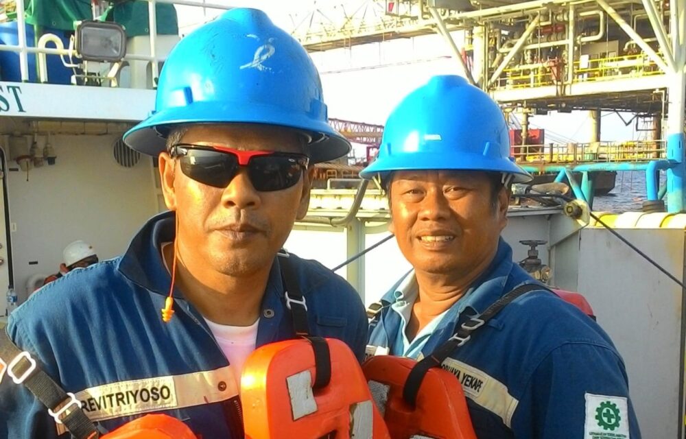 Ketua Umum Gerak 08 Revitriyoso Husodo, Serukan Penyelamatan Pertamina Dari Oligarki Teropongistana.com Jakarta – Ketua Umum Komunitas Gerakan Ekonomi Kreatif (Gerak) 08 Revitriyoso Husodo “Pertamina Dalam Genggaman Oligarki: Kembalikan Pertamina Kepada Rakyat”. Jakarta, Pada Rabu (12/3/2025) Ini Menyerukan Soal Isu Energi Yang Harus Dikawal Sejak Awal, Demi Keadilan Dan Kesejahteraan Rakyat. &Quot; Revitriyoso Husodo Menyuarakan Keresahan Mereka Atas Kasus Korupsi Yang Melibatkan Korporasi Di Bawah Bumn, Termasuk Pt Pertamina. Korupsi Ini Menciderai Rakyat Indonesia Dengan Angka Kerugian Negara Yang Mencapai Ratusan Triliun Rupiah. Demi Mengembalikan Kepercayaan Publik Terhadap Tata Kelola Energi Nasional, Revitriyoso Husodo Mengajukan Tuntutan Sebagai Berikut: • Kembalikan Kepercayaan Publik Terhadap Pertamina Sebagai Perusahaan Milik Rakyat Indonesia. • Pertamina Harus Bersikap Kooperatif Dan Menghormati Proses Hukum. • Menuntut Ganti Rugi Kepada Konsumen Baik Yang Bersifat Materiil Maupun Non-Materiil. • Lakukan Uji Publik Bbm Produk Pertamina Secara Transparan. • Hentikan Dan Usut Tuntas Impor Bbm Yang Tidak Efisien. • Evaluasi Total Proses Rekrutmen Direksi Pertamina. • Bongkar Dan Adili Mafia Migas Yang Telah Merugikan Negara. Menurut Revitriyoso Husodo, Menyatakan Kekecewaannya Terhadap Korporasi Di Bawah Bumn, Terutama Pertamina, Yang Dinilai Telah Mengkhianati Rakyat Dengan Pelayanan Yang Tidak Optimal Serta Praktik Korupsi Yang Masif. “Pertamina Harus Dikembalikan Kepada Pemiliknya Yang Sah, Yaitu Rakyat Indonesia! Jangan Biarkan Oligarki Menguasai Energi Nasional Kita!” Tegasnya.