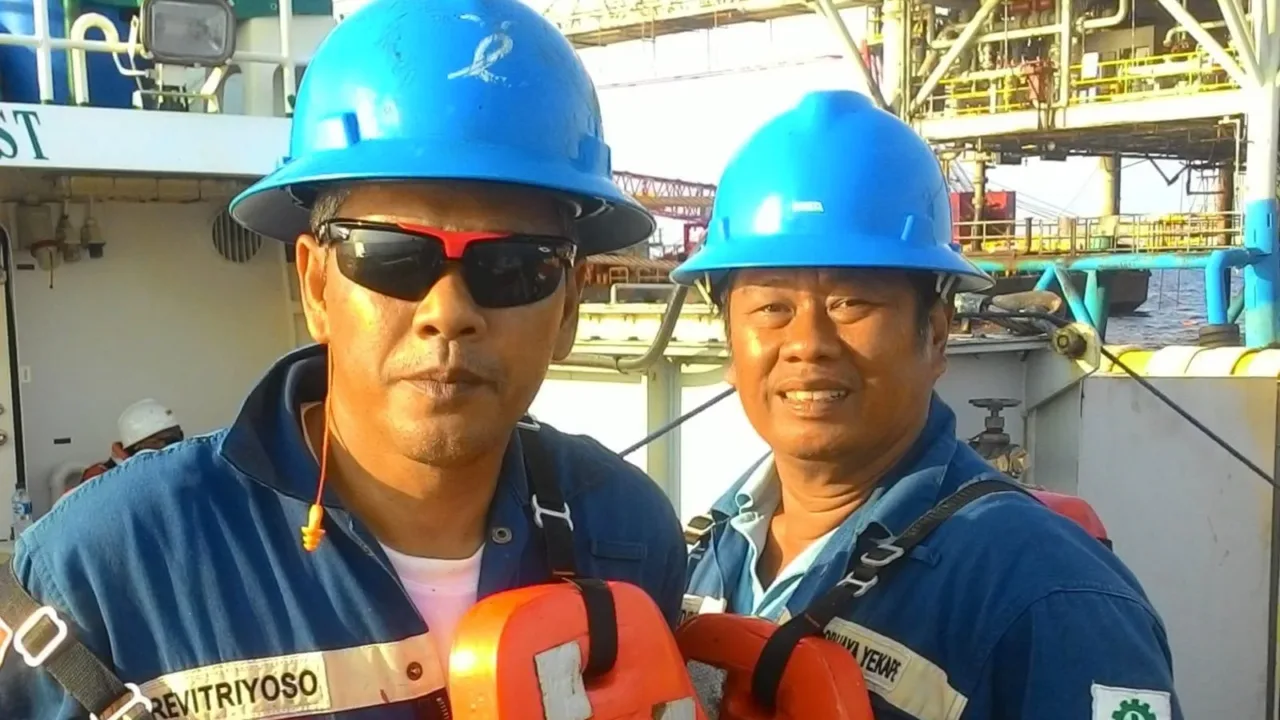 Ketua Umum Gerak 08 Revitriyoso Husodo, Serukan Penyelamatan Pertamina dari Oligarki Teropongistana.com Jakarta – Ketua Umum Komunitas Gerakan Ekonomi Kreatif (GERAK) 08 Revitriyoso Husodo “Pertamina dalam Genggaman Oligarki: Kembalikan Pertamina kepada Rakyat”. Jakarta, pada Rabu (12/3/2025) ini menyerukan soal isu energi yang harus dikawal sejak awal, demi keadilan dan kesejahteraan rakyat. " Revitriyoso Husodo menyuarakan keresahan mereka atas kasus korupsi yang melibatkan korporasi di bawah BUMN, termasuk PT Pertamina. Korupsi ini menciderai rakyat Indonesia dengan angka kerugian negara yang mencapai ratusan triliun rupiah. Demi mengembalikan kepercayaan publik terhadap tata kelola energi nasional, Revitriyoso Husodo mengajukan tuntutan sebagai berikut: • Kembalikan kepercayaan publik terhadap Pertamina sebagai perusahaan milik rakyat Indonesia. • Pertamina harus bersikap kooperatif dan menghormati proses hukum. • Menuntut ganti rugi kepada konsumen baik yang bersifat materiil maupun non-materiil. • Lakukan uji publik BBM produk Pertamina secara transparan. • Hentikan dan usut tuntas impor BBM yang tidak efisien. • Evaluasi total proses rekrutmen direksi Pertamina. • Bongkar dan adili mafia migas yang telah merugikan negara. Menurut Revitriyoso Husodo, menyatakan kekecewaannya terhadap korporasi di bawah BUMN, terutama Pertamina, yang dinilai telah mengkhianati rakyat dengan pelayanan yang tidak optimal serta praktik korupsi yang masif. “Pertamina harus dikembalikan kepada pemiliknya yang sah, yaitu rakyat Indonesia! Jangan biarkan oligarki menguasai energi nasional kita!” tegasnya.
