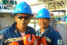 Ketua Umum Gerak 08 Revitriyoso Husodo, Serukan Penyelamatan Pertamina Dari Oligarki Teropongistana.com Jakarta – Ketua Umum Komunitas Gerakan Ekonomi Kreatif (Gerak) 08 Revitriyoso Husodo “Pertamina Dalam Genggaman Oligarki: Kembalikan Pertamina Kepada Rakyat”. Jakarta, Pada Rabu (12/3/2025) Ini Menyerukan Soal Isu Energi Yang Harus Dikawal Sejak Awal, Demi Keadilan Dan Kesejahteraan Rakyat. &Quot; Revitriyoso Husodo Menyuarakan Keresahan Mereka Atas Kasus Korupsi Yang Melibatkan Korporasi Di Bawah Bumn, Termasuk Pt Pertamina. Korupsi Ini Menciderai Rakyat Indonesia Dengan Angka Kerugian Negara Yang Mencapai Ratusan Triliun Rupiah. Demi Mengembalikan Kepercayaan Publik Terhadap Tata Kelola Energi Nasional, Revitriyoso Husodo Mengajukan Tuntutan Sebagai Berikut: • Kembalikan Kepercayaan Publik Terhadap Pertamina Sebagai Perusahaan Milik Rakyat Indonesia. • Pertamina Harus Bersikap Kooperatif Dan Menghormati Proses Hukum. • Menuntut Ganti Rugi Kepada Konsumen Baik Yang Bersifat Materiil Maupun Non-Materiil. • Lakukan Uji Publik Bbm Produk Pertamina Secara Transparan. • Hentikan Dan Usut Tuntas Impor Bbm Yang Tidak Efisien. • Evaluasi Total Proses Rekrutmen Direksi Pertamina. • Bongkar Dan Adili Mafia Migas Yang Telah Merugikan Negara. Menurut Revitriyoso Husodo, Menyatakan Kekecewaannya Terhadap Korporasi Di Bawah Bumn, Terutama Pertamina, Yang Dinilai Telah Mengkhianati Rakyat Dengan Pelayanan Yang Tidak Optimal Serta Praktik Korupsi Yang Masif. “Pertamina Harus Dikembalikan Kepada Pemiliknya Yang Sah, Yaitu Rakyat Indonesia! Jangan Biarkan Oligarki Menguasai Energi Nasional Kita!” Tegasnya.