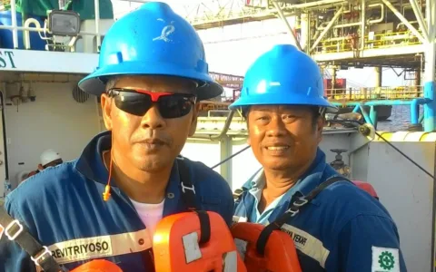 Ketua Umum Gerak 08 Revitriyoso Husodo, Serukan Penyelamatan Pertamina dari Oligarki Teropongistana.com Jakarta – Ketua Umum Komunitas Gerakan Ekonomi Kreatif (GERAK) 08 Revitriyoso Husodo “Pertamina dalam Genggaman Oligarki: Kembalikan Pertamina kepada Rakyat”. Jakarta, pada Rabu (12/3/2025) ini menyerukan soal isu energi yang harus dikawal sejak awal, demi keadilan dan kesejahteraan rakyat. " Revitriyoso Husodo menyuarakan keresahan mereka atas kasus korupsi yang melibatkan korporasi di bawah BUMN, termasuk PT Pertamina. Korupsi ini menciderai rakyat Indonesia dengan angka kerugian negara yang mencapai ratusan triliun rupiah. Demi mengembalikan kepercayaan publik terhadap tata kelola energi nasional, Revitriyoso Husodo mengajukan tuntutan sebagai berikut: • Kembalikan kepercayaan publik terhadap Pertamina sebagai perusahaan milik rakyat Indonesia. • Pertamina harus bersikap kooperatif dan menghormati proses hukum. • Menuntut ganti rugi kepada konsumen baik yang bersifat materiil maupun non-materiil. • Lakukan uji publik BBM produk Pertamina secara transparan. • Hentikan dan usut tuntas impor BBM yang tidak efisien. • Evaluasi total proses rekrutmen direksi Pertamina. • Bongkar dan adili mafia migas yang telah merugikan negara. Menurut Revitriyoso Husodo, menyatakan kekecewaannya terhadap korporasi di bawah BUMN, terutama Pertamina, yang dinilai telah mengkhianati rakyat dengan pelayanan yang tidak optimal serta praktik korupsi yang masif. “Pertamina harus dikembalikan kepada pemiliknya yang sah, yaitu rakyat Indonesia! Jangan biarkan oligarki menguasai energi nasional kita!” tegasnya.