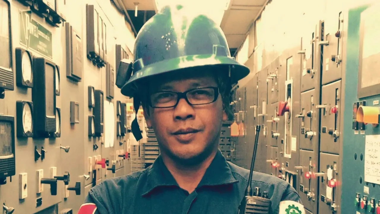 Jakarta - Ketua Umum Komunitas Gerakan Ekonomi Kreatif (GERAK) 08 Revitriyoso Husodo yang juga eks pekerja di lapangan minyak lepas pantai pertamina Jatibarang sangat mendukung Kejaksaan Agung RI untuk menangkap semua oknum yang terlibat menerima aliran dana korupsi PT. Pertamina. Kasus dari tahun 2018 hingga 2023 yang diperkirakan mencapai Rp. 1.000 triliun. "Jaksa Agung jangan takut memeriksa dan menangkap jaringan mafia migas yang menerima aliran korupsi Pertamina itu dari dulu. Rakyat pasti mendukung jika oknum-oknum yang terlibat itu semua ditangkap," ungkap Revitriyoso Husodo kepada wartawan Jakarta, Sabtu 8 Maret 2025. Revi mengatakan selama ini kasus korupsi seperti PT. Pertamina ini belum pernah terungkap dengan begitu dahsyat dan melibatkan banyak oknum. Itu artinya kasus Pertamina yang dibongkar Kejaksaan Agung mendapat dukungan penuh oleh berbagai pihak termasuk dari kalangan aktivis mahasiswa, aktivis lingkungan hidup. Selain korupsi PT. Pertamina, Revitriyoso Husodo, Kejaksaan Agung juga telah banyak menangani kasus korupsi besar lainnya yang melibatkan banyak oknum yang bermain selama ini di balik kekuasaan 10 tahun terakhir. "Seperti kasus korupsi Jiwasraya, impor gula, dan lainnya. Banyak melibatkan oknum-oknum di balik kekuasaan selama 10 tahun terakhir ini dibongkar Kejaksaan Agung," ungkap Revitriyoso Husodo. Rakyat bosan menyaksikan kejahatan korupsi selama 10 tahun terakhir ini sangat berharap Kejaksaan Agung benar-benar berani menangkap oknum-oknum yang terlibat korupsi Pertamina. Ia pun berharap Kejaksaan Agung berani mengungkap korupsi yang ada terjadi di BUMN lainnya. Jangan hanya berhenti pada kasus korupsi Pertamina yang telah menipu rakyat dan merugikan negara. "Jaksa Agung St. Burhanuddin sudah sangat siap dengan situasi yang akan berkembang. Rakyat pasti mendukung untuk negeri ini bersih dari oknum oknum koruptif," tandasnya. Terbongkarnya kasus BBM oplosan ini dan kasus korupsi besar lainnya di awal pemerintahan Prabowo adalah suatu bukti bahwa Prabowo menepati janji kampanyenya dalam Asta Cita yakni “memperkuat pencegahan dan pemberantasan korupsi. Aparat penegak hukum mulai dari Polri, Kejaksaan, Hakim, KPK sudah saatnya satu suara bersama dengan Presiden Prabowo dalam melakukan pencegahan dan pemberantasan korupsi. Tidak ada lagi ego sektoral dan komit tidak lagi membela oknum korpsnya yang korupsi dan melakukan kejahatan lainnya. Rakyat sangat rindu kepada aparat penegak hukum yang bekerja berdasarkan keadilan bukan berdasarkan pesanan.