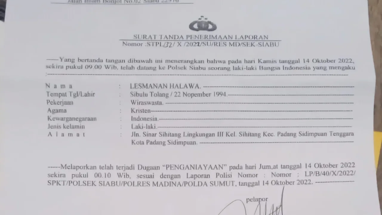 3 Tahun Mencari Keadilan, Polres Madina Sektor Polsek Saibu Tertidur  Teropongistana.com Sumatra Utara - Lesmana H meminta keadilan kepada Polri seorang wartawan media online meminta keadilan kepada bapak kapolri, bapak Kapolda Sumatra Utara supaya menindak tegas para pelaku penganiayaan wartawan pada tahun 2022 yang diduga dilakukan oleh Boss Tambang Ilegal (PETI) di lokasi tambang Desa Tangga Bosi Bukit Siayo, Kabupaten Mandailing Natal Sumatra Utara, 8 Maret 2025. Dikatakan Korban Lesmana Helawa, Kapolres madina sektor Polsek Siabu tidur dalam menangani penganiayaan Waratawan 2022 diduga oleh bos tambang ilegal. "Kapolres mandina sektro Polsek Siabu tidur dalam menangani pelaku penganiayaan wartawan yang sudah 3 tahun terjadi sampai sampai sekarang 2025 pelaku bebas berkeliaran, sampai berita dinaikan Polres madina sektor polsek siabu tidak bisa menangkap pelaku bahkan pelakunya sering bermain tik-tok dengan tumpukan uang hasil tambang ilegal, nomor Hp pelaku aktif bahkan sering mengancam korban. Dikatakan Lesmana saya menduga kuat mulai dari Kepala desa muara batang gadis dan dinas terkait ikut serta melindungi pelaku karena menerima setoran dari pelaku. Sehingga mereka ikut melindungi pelaku penganiayaan. Harapan korban supaya segera di tangkap dan oknum yang terlibat segera di copot dari jabatanya. Awal kejadian para pelaku penganiaya bertanya, “mana wartawan” lalu korban menjawab, apa bang tanpa basa basi pelaku dan kawan-kawannya memukuli korban sehingga bagian belakang kepala korban luka robek. Setelah kejadian tersebut korban melaporkan kejadian ini ke polsek siabu dengan nomor laporan STPL32/X/2022. Namun hingga saat ini pada tahun 2025 tidak ada tindakan tegas dari polsek siabu polres madina menangkap para pelaku bahkan para pelaku berkeliaran dilokasi tambang emas dan tambang masih beroperasi hingga sampai saat ini.  Saat korban menkonfirmasi kembali via watsapp ke polsek saibu, resrkim polek saibu Bribka Zulham menyarankan kepada korban untuk melimpahkan kasusnya ke polres madina karena polsek saibu sudah tidak bisa menangkap pelaku, selama 3 tahun pelaku masih menghirup udara segar polsek saibu tak berdaya dibuatnya. "Oke bang, terimakasih infonya Pesan saya bang kalo masalah abang ini jangan dikit-dikit diviralkan karena dia lagi mantau kegiatan abang terkait pemberitaan, smakin abang viralkan nanti semakin sembunyi dia kalo bisa saran saya terkait perkara abang limpahkan ke polres sekalian hantam pertambangannya, ungkap Bribka Zulham sh . Masih dikatakan Bribka Zulham sh, jika abang mau kerja sama, saya kasi solusinya.