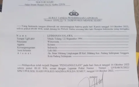 3 Tahun Mencari Keadilan, Polres Madina Sektor Polsek Saibu Tertidur  Teropongistana.com Sumatra Utara - Lesmana H meminta keadilan kepada Polri seorang wartawan media online meminta keadilan kepada bapak kapolri, bapak Kapolda Sumatra Utara supaya menindak tegas para pelaku penganiayaan wartawan pada tahun 2022 yang diduga dilakukan oleh Boss Tambang Ilegal (PETI) di lokasi tambang Desa Tangga Bosi Bukit Siayo, Kabupaten Mandailing Natal Sumatra Utara, 8 Maret 2025. Dikatakan Korban Lesmana Helawa, Kapolres madina sektor Polsek Siabu tidur dalam menangani penganiayaan Waratawan 2022 diduga oleh bos tambang ilegal. "Kapolres mandina sektro Polsek Siabu tidur dalam menangani pelaku penganiayaan wartawan yang sudah 3 tahun terjadi sampai sampai sekarang 2025 pelaku bebas berkeliaran, sampai berita dinaikan Polres madina sektor polsek siabu tidak bisa menangkap pelaku bahkan pelakunya sering bermain tik-tok dengan tumpukan uang hasil tambang ilegal, nomor Hp pelaku aktif bahkan sering mengancam korban. Dikatakan Lesmana saya menduga kuat mulai dari Kepala desa muara batang gadis dan dinas terkait ikut serta melindungi pelaku karena menerima setoran dari pelaku. Sehingga mereka ikut melindungi pelaku penganiayaan. Harapan korban supaya segera di tangkap dan oknum yang terlibat segera di copot dari jabatanya. Awal kejadian para pelaku penganiaya bertanya, “mana wartawan” lalu korban menjawab, apa bang tanpa basa basi pelaku dan kawan-kawannya memukuli korban sehingga bagian belakang kepala korban luka robek. Setelah kejadian tersebut korban melaporkan kejadian ini ke polsek siabu dengan nomor laporan STPL32/X/2022. Namun hingga saat ini pada tahun 2025 tidak ada tindakan tegas dari polsek siabu polres madina menangkap para pelaku bahkan para pelaku berkeliaran dilokasi tambang emas dan tambang masih beroperasi hingga sampai saat ini.  Saat korban menkonfirmasi kembali via watsapp ke polsek saibu, resrkim polek saibu Bribka Zulham menyarankan kepada korban untuk melimpahkan kasusnya ke polres madina karena polsek saibu sudah tidak bisa menangkap pelaku, selama 3 tahun pelaku masih menghirup udara segar polsek saibu tak berdaya dibuatnya. "Oke bang, terimakasih infonya Pesan saya bang kalo masalah abang ini jangan dikit-dikit diviralkan karena dia lagi mantau kegiatan abang terkait pemberitaan, smakin abang viralkan nanti semakin sembunyi dia kalo bisa saran saya terkait perkara abang limpahkan ke polres sekalian hantam pertambangannya, ungkap Bribka Zulham sh . Masih dikatakan Bribka Zulham sh, jika abang mau kerja sama, saya kasi solusinya.