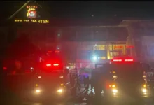 Ruang Staf di Lantai 3 Polda Banten Sempat Terbakar, Wakapolda Banten Berikan Penjelasan Teropongistana.com Serang - Telah terjadi sebuah insiden kebakaran di Polda Banten tepatnya di lantai 3 yang merupakan salah satu ruangan staf Polda Banten, kebakaran terjadi pada Minggu (09/03) sekitar Pukul 21.40 WIB. Saat ditemui Wakapolda Banten Brigjen Pol Hengki memebenarkan insiden kebakaran tersebut. "Benar telah terjadi kebakaran di lantai 3 ruang staf Polda Banten, kejadian sekitar pukul 21.40 WIB namun dengan kesiapsiagaan personel yang berjaga dan dibantu oleh pihak Damkar Kota Serang, api telah berhasil dipadamkan pada pukul 22.20 WIB," kata Hengki. Terdapat 5 mobil pemadam kebakaran di lokasi dan satu mobil water canon milik Polda. Listrik di gedung utama Polda Banten juga dipadamkan saat dilakukan pendinginan. "Saat ini masih dilakukan olah TKP, dan untuk penyebab kebakaran masih dalam proses Lidik, nanti Labfor Polri yang akan menjelaskan penyebab dari kebakaran tersebut," jelas Wakapolda. 