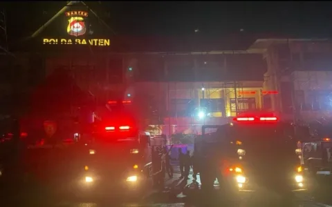 Ruang Staf di Lantai 3 Polda Banten Sempat Terbakar, Wakapolda Banten Berikan Penjelasan Teropongistana.com Serang - Telah terjadi sebuah insiden kebakaran di Polda Banten tepatnya di lantai 3 yang merupakan salah satu ruangan staf Polda Banten, kebakaran terjadi pada Minggu (09/03) sekitar Pukul 21.40 WIB. Saat ditemui Wakapolda Banten Brigjen Pol Hengki memebenarkan insiden kebakaran tersebut. "Benar telah terjadi kebakaran di lantai 3 ruang staf Polda Banten, kejadian sekitar pukul 21.40 WIB namun dengan kesiapsiagaan personel yang berjaga dan dibantu oleh pihak Damkar Kota Serang, api telah berhasil dipadamkan pada pukul 22.20 WIB," kata Hengki. Terdapat 5 mobil pemadam kebakaran di lokasi dan satu mobil water canon milik Polda. Listrik di gedung utama Polda Banten juga dipadamkan saat dilakukan pendinginan. "Saat ini masih dilakukan olah TKP, dan untuk penyebab kebakaran masih dalam proses Lidik, nanti Labfor Polri yang akan menjelaskan penyebab dari kebakaran tersebut," jelas Wakapolda. 
