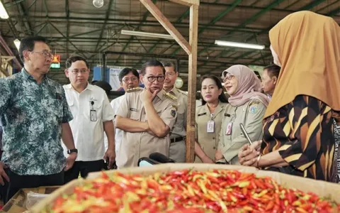 Pastikan Stok Pangan Aman Pramono Kunjungi Pasar Induk Kramat Jati Teropongistana.com Jakarta - Gubernur DKI Jakarta, Pramono Anung melakukan peninjauan ke Pasar Induk Kramat Jati, Jakarta Timur, untuk memantau harga dan pasokan pangan selama Ramadan dan menjelang Hari Besar Keagamaan Nasional (HBKN) Idulfitri 1446 Hijriah. Kunjungan ini untuk memastikan ketersediaan dan stabilitas harga bahan pokok bagi warga Jakarta. Dalam tinjauannya, Pramono berinteraksi langsung dengan para pedagang untuk mendapatkan informasi mengenai kondisi pasar terkini. Ia juga meninjau ketersediaan berbagai komoditas pangan, seperti sayuran dan buah-buahan. Usai tinjauan, ia menyampaikan stok pangan di Pasar Induk Kramat Jati lebih dari cukup untuk memenuhi kebutuhan masyarakat selama bulan puasa dan perayaan Idulfitri. "Pagi ini, saya secara khusus datang ke Pasar Induk Kramat Jati yang merupakan pusat rantai pasok pangan utama di Jakarta. Tadi saya sudah keliling, sudah mengecek beberapa harga. Alhamdulillah kalau dilihat dari stok relatif tersedia," ujar Pramono, Senin (10/3). Meskipun sempat terjadi sedikit kekurangan stok pada awal Maret 2025 yang menyebabkan kenaikan harga, secara keseluruhan harga-harga bahan pokok saat ini stabil, bahkan beberapa mengalami penurunan. Namun, Pramono mengakui bahwa harga cabai rawit merah masih mengalami kenaikan. Sedangkan untuk harga daging segar mengalami kenaikan dan daging beku masih terpantau stabil. "Kalau lihat secara keseluruhan, maka dapat disimpulkan bahwa yang pertama stok di pasar Kramat Jati ini lebih dari cukup untuk menghadapi Ramadan dan Idulfitri," kata Pramono. Untuk menjaga stabilitas harga dan pasokan pangan, Pemerintah Provinsi (Pemprov) DKI Jakarta mengirimkan 10 truk bahan pangan setiap harinya dalam rangka subsidi pangan di sejumlah wilayah yang mengalami kekurangan stok. Operasi Pasar (OP) tersebut rencananya akan dilakukan di 296 titik. Selain itu, Pemprov DKI Jakarta juga melakukan contract farming dan kerja sama dengan daerah lain untuk mengatasi kelangkaan bahan pangan, termasuk cabai. "Hari ini, setiap hari kita memberangkatkan 10 truk untuk melakukan subsidi di daerah-daerah di tempat-tempat yang kemudian misalnya mengalami kekurangan stok," ucapnya. Pramono juga meminta Direktur Utama Perumda Pasar Jaya, Agus Himawan agar segera mengatasi jika terjadi kelangkaan pasokan pangan. Pramono memastikan Pemprov DKI Jakarta akan terus melakukan monitoring stok dan harga pangan di Jakarta. Direktur Utama Perumda Pasar Jaya, Agus Himawan menyampaikan, subsidi pangan dilakukan dengan menjual bahan pangan di bawah harga pasar kepada masyarakat. "Jadi kita menjual kepada masyarakat tapi dengan harga di bawah pasar," ujar Agus Himawan. Sementara itu, Trisna (55), pedagang di Pasar Induk Kramat Jati mengungkapkan, ada kenaikan harga untuk komoditas cabai merah yakni menjadi Rp 40 ribu per kilogram dari sebelumnya Rp 30 ribu. Kenaikan harga disebabkan karena tingginya jumlah permintaan saat Ramadan dan menjelang Idulfitri. "Nanti mulai turun lagi biasanya setelah lebaran," ungkap Trisna. Sedangkan pedagang lainnya, Najib (27) mengatakan, harga cabai rawit justru mengalami penurunan, dari yang sebelumnya Rp 60 ribu per kilogram menjadi Rp 45 ribu. Dalam tinjauannya ini, Pramono didampingi Sekretaris Daerah Provinsi DKI Jakarta, Marullah Matali; Plt Asisten Perekonomian dan Keuangan (Asperkeu) Sekda Provinsi DKI Jakarta, Suharini Eliawati; Kepala Dinas Perindustrian, Perdagangan, Koperasi, Usaha Kecil dan Menengah (PPKUKM) Provinsi DKI Jakarta, Elisabeth Ratu Rante Allo dan ⁠Direktur Utama Perumda Pasar Jaya, Agus Himawan.